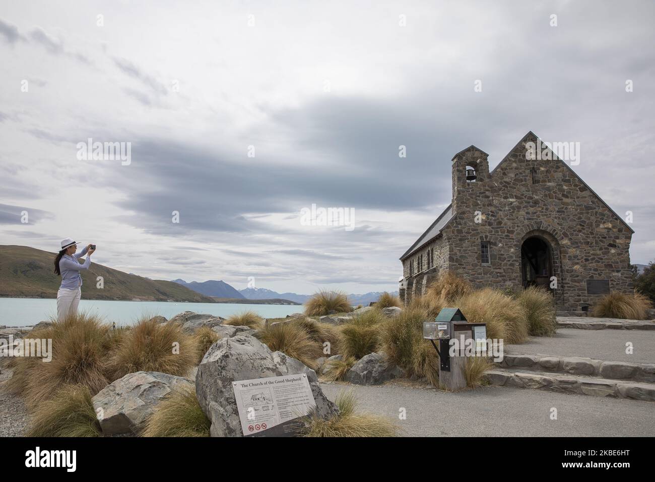 Ein Besucher fotografiert am 10. Januar 2020 die Kirche des Guten ShepherdÂ am See TekapoÂ auf der zentralen Südinsel von New ZealandÂ.Â Tekapo ist eine der beliebtesten Touristenattraktionen Neuseelands.Â Â (Foto: Sanka Vidanagama/NurPhoto) Stockfoto