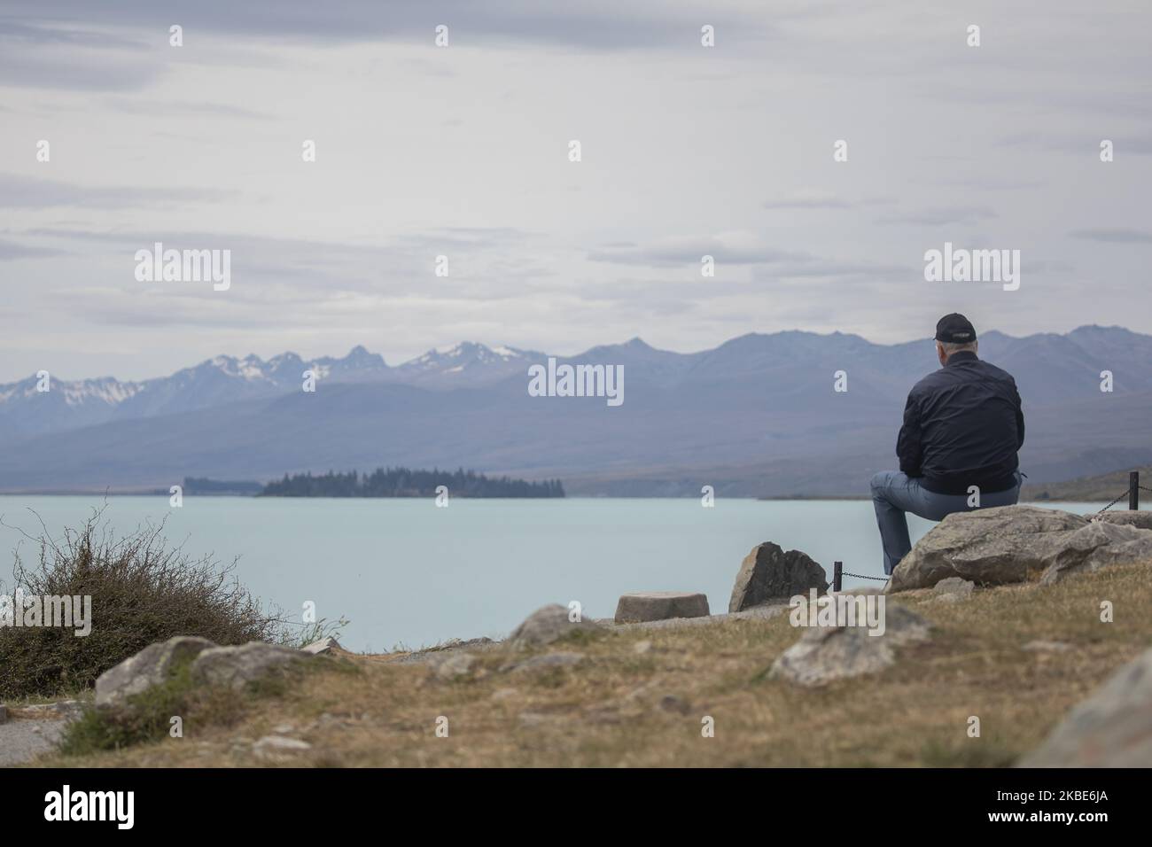 Am 10. Januar 2020 sitzt eine ältere Person und schaut auf den See TekapoÂ auf der zentralen Südinsel von New ZealandÂ.Â Tekapo ist eine der beliebtesten Touristenattraktionen Neuseelands.Â Â (Foto: Sanka Vidanagama/NurPhoto) Stockfoto
