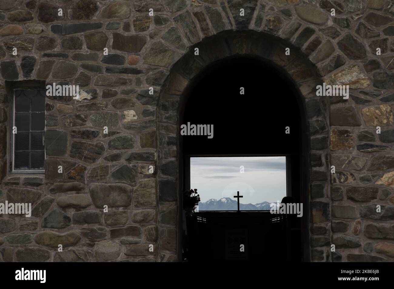 Die südlichen Alpen sind am 10. Januar 2020 hinter dem Kreuz in der Kirche des Guten Hirten am See TekapoÂ auf der zentralen Südinsel von New ZealandÂ zu sehen.Â Tekapo ist eine der beliebtesten Touristenattraktionen Neuseelands.Â Â (Foto: Sanka Vidanagama/NurPhoto) Stockfoto