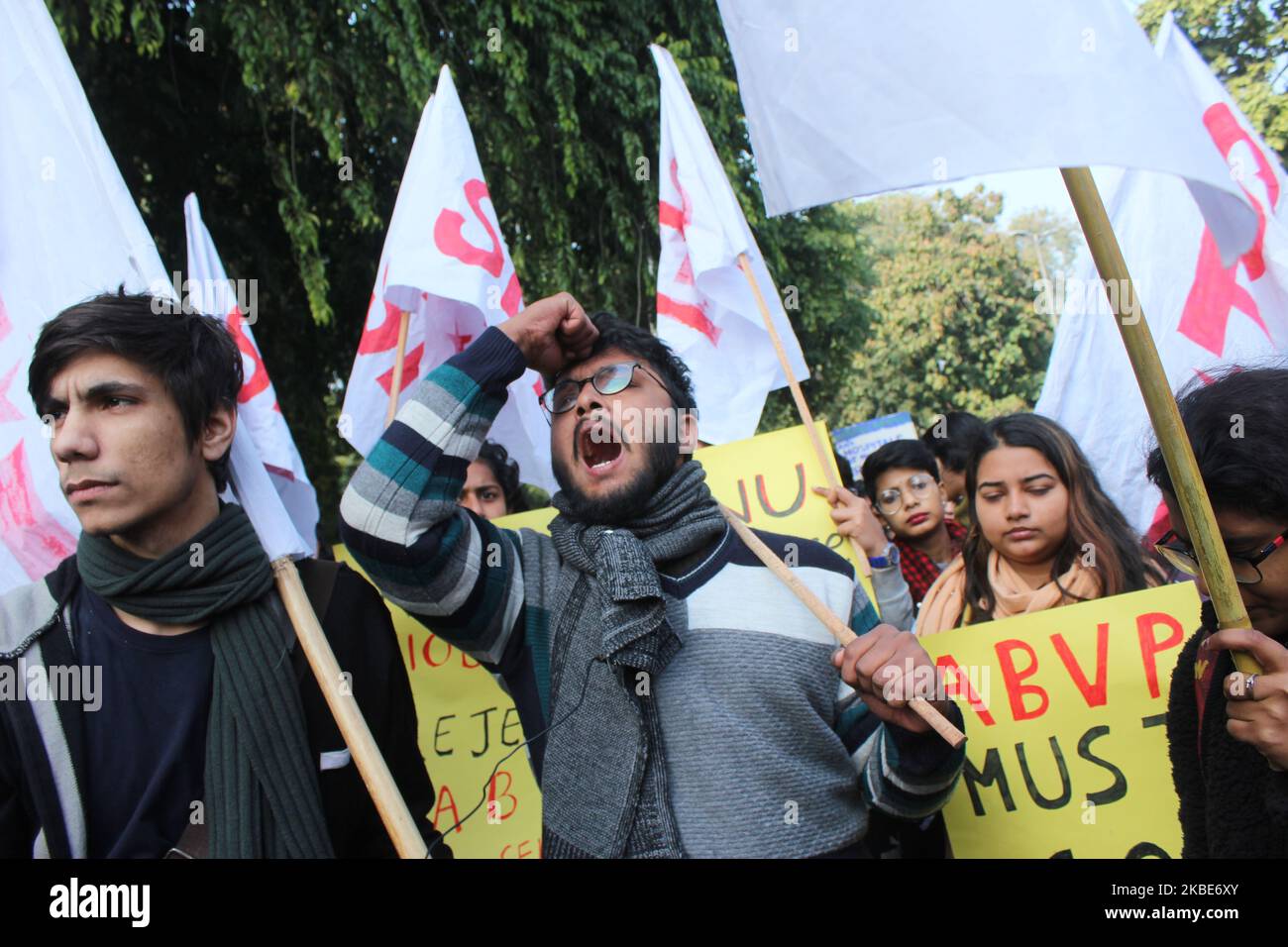 Hunderte von Menschen, darunter Studenten und Lehrer, protestierten gegen die Gewalt der Mafia am Sonntag auf dem Campus der JNU, marschierten vom Mandi-Haus zum HRD-Ministerium und forderten am 9. Januar 2020 die Entfernung ihres Vizekanzlers in Neu-Delhi, Indien. Nachdem der Präsident der Jawaharlal Nehru University Students' Union (JNUSU), Aishe Ghosh, die Demonstranten dazu aufruft, sich in Richtung Rashtrapati Bhawan zu bewegen, brach ein Gefechtsangel mit der Polizei von Delhi aus, als sie den marsch in der Nähe von Shastri Bhawan einstellten. Die Polizei beschuldigt dann Lathi Studenten und inhaftierte sie. (Foto von Mayank Makhija/NurPhoto) Stockfoto