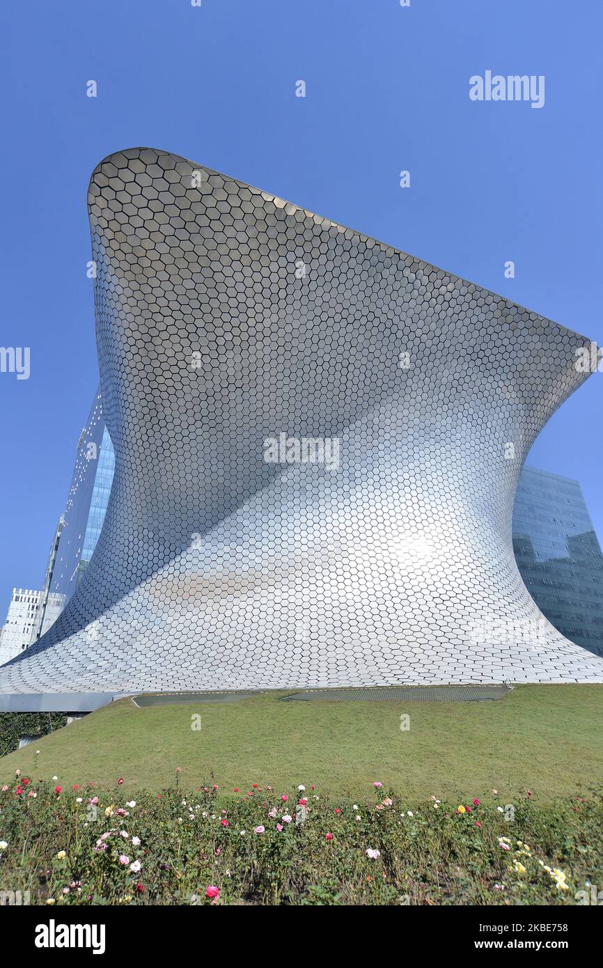 Gesamtansicht des Soumaya Museums am 10. Januar 2020 in Mexiko-Stadt, Mexiko. Das Soumaya Museum ist eine 1994 zusammengeschlossene Kulturinstitution, die vom mexikanischen Architekten Fernando Romero entworfen wurde. Seine Hauptaufgabe ist es, die Sammlung der Carlos Slim Foundation zu teilen, die mehr als 3 Jahrhunderte amerikanischer und europäischer Kunst bietet. Der Name des Museums ehrt die Erinnerung an Soumaya DOMiT, die Frau des Geschäftsmannes und Gründer des Museums, Carlos Slim Helu. (Foto von Eyepix/NurPhoto) Stockfoto