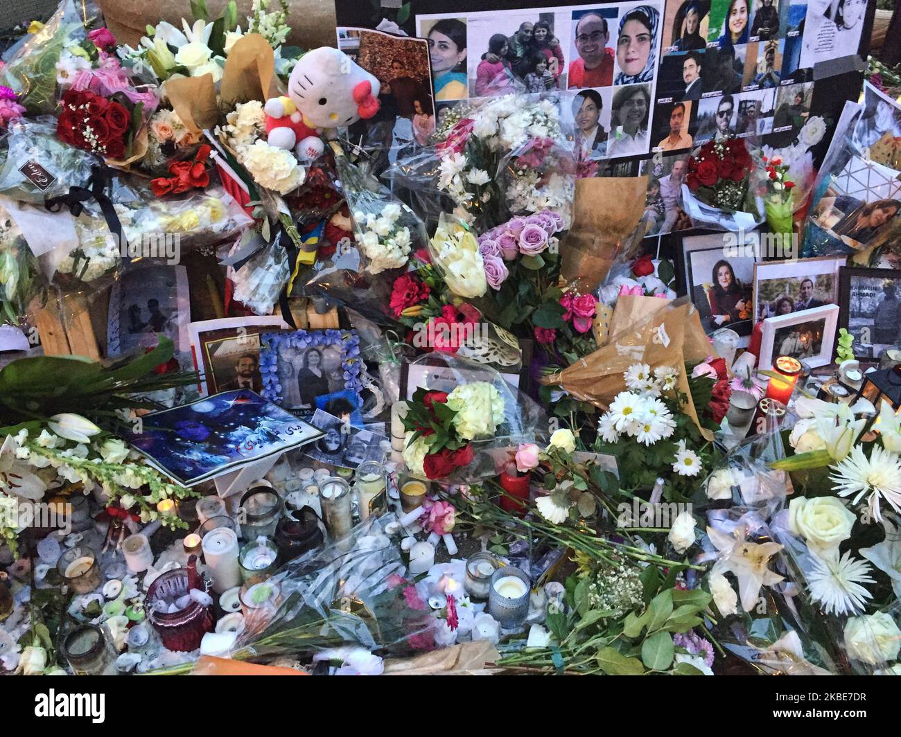 Memorial am Mel Lastman Square in Toronto, Ontario, Kanada, am 10. Januar 2020 für die Opfer des Flugzeugabsturzes von Flug PS752 der Ukrainian International Airlines. Am 8. Januar 2020 stürzte das ukrainische Passagierflugzeug etwa sechs Minuten nach dem Start vom Flughafen Teheran ab und tötete alle 176 Menschen an Bord. Neu auftauchende Videos scheinen zu zeigen, dass eine Rakete abgefeuert wird und auf das Flugzeug trifft. Die Führer Kanadas und Großbritanniens gaben an, dass sie Informationen darüber haben, dass das ukrainische Flugzeug von einer iranischen Boden-Luft-Rakete abgeschossen wurde. Der kanadische Premierminister Justin Trudeau sagte, Kanadas Geheimdienst, AS Stockfoto