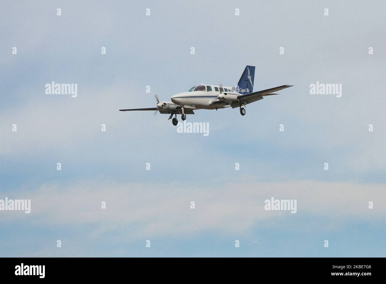 Ein Cessna 402 Leichtflugzeug mit zwei Kolbenmotoren, das für die Fluggesellschaft Cape Air - Hyannis Air Service im Einsatz ist, wie man sieht, dass es am John F. Kennedy International Airport in New York JFK landet. Das Flugzeug ist eine 402C und hat die Registrierung N26156. November 14 2019, NY, USA (Foto von Nicolas Economou/NurPhoto) Stockfoto