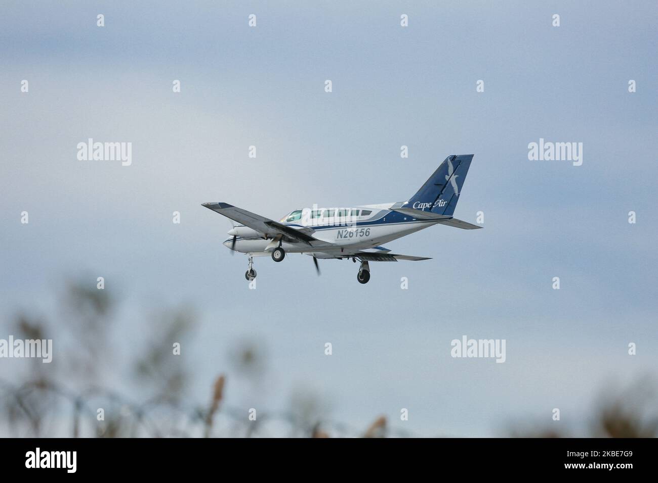 Ein Cessna 402 Leichtflugzeug mit zwei Kolbenmotoren, das für die Fluggesellschaft Cape Air - Hyannis Air Service im Einsatz ist, wie man sieht, dass es am John F. Kennedy International Airport in New York JFK landet. Das Flugzeug ist eine 402C und hat die Registrierung N26156. November 14 2019, NY, USA (Foto von Nicolas Economou/NurPhoto) Stockfoto