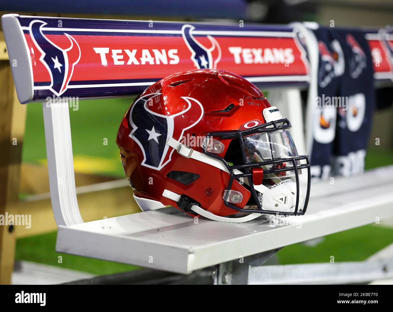 3. November 2022: Ein Houston Texans 'Battle Red' Helm auf der Teambank während eines NFL-Spiels zwischen den Texans und den Eagles am 3. November 2022 in Houston. Die Adler gewannen 29-17. (Bild: © Scott Coleman/ZUMA Press Wire) Bild: ZUMA Press, Inc./Alamy Live News Stockfoto