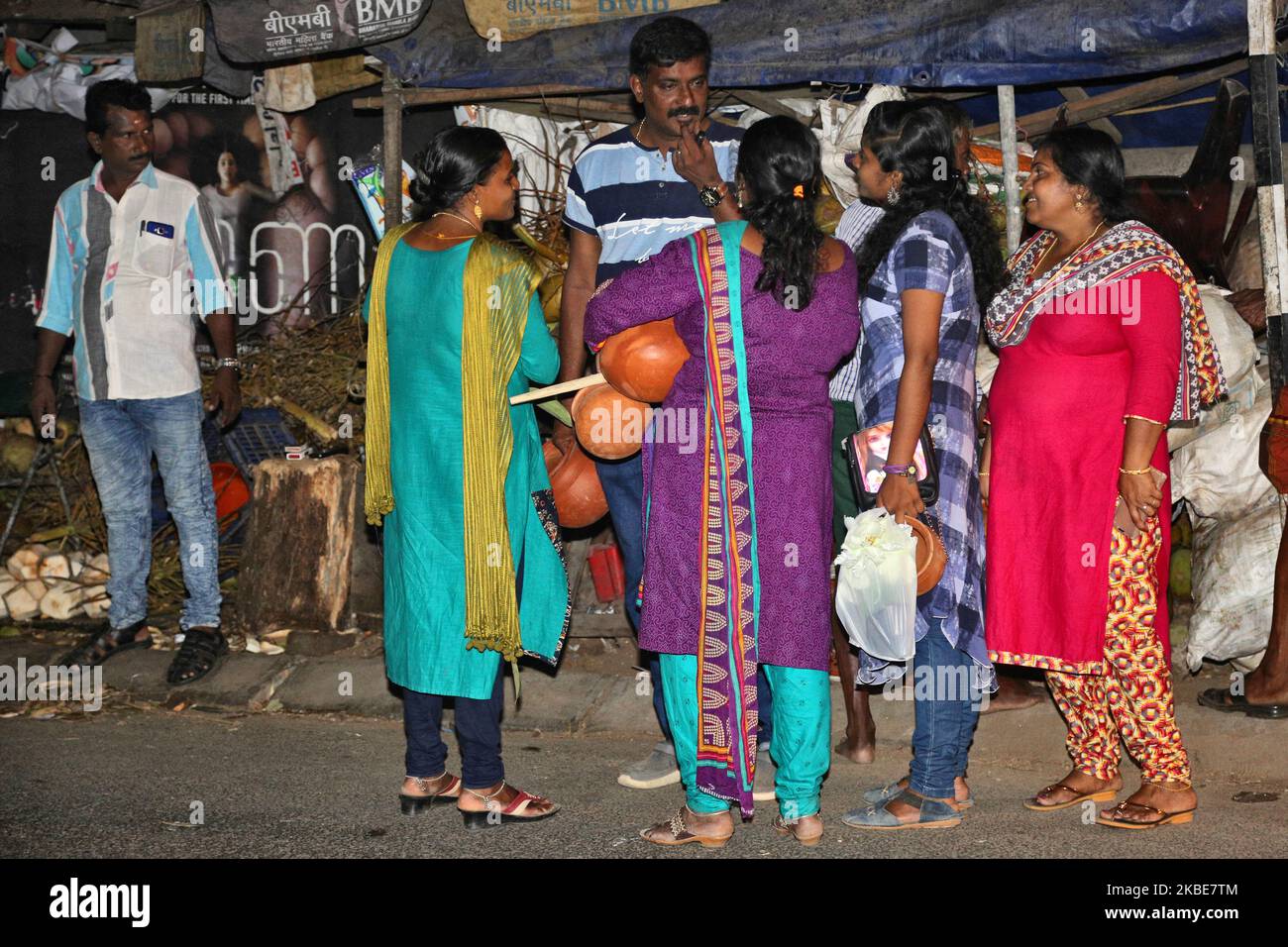 Frauen kaufen Tontöpfe, die zum Kochen von Pongala in der Nacht des neunten Tages des 10-tägigen Attukal Pongala Mahotsavam Festivals in der Stadt Thiruvananthapuram (Trivandrum), Kerala, Indien, am 18. Februar 2019 verwendet werden. Das Attukal Pongala Mahotsavam Festival wird jedes Jahr von Millionen Hindu-Frauen gefeiert. (Foto von Creative Touch Imaging Ltd./NurPhoto) Stockfoto