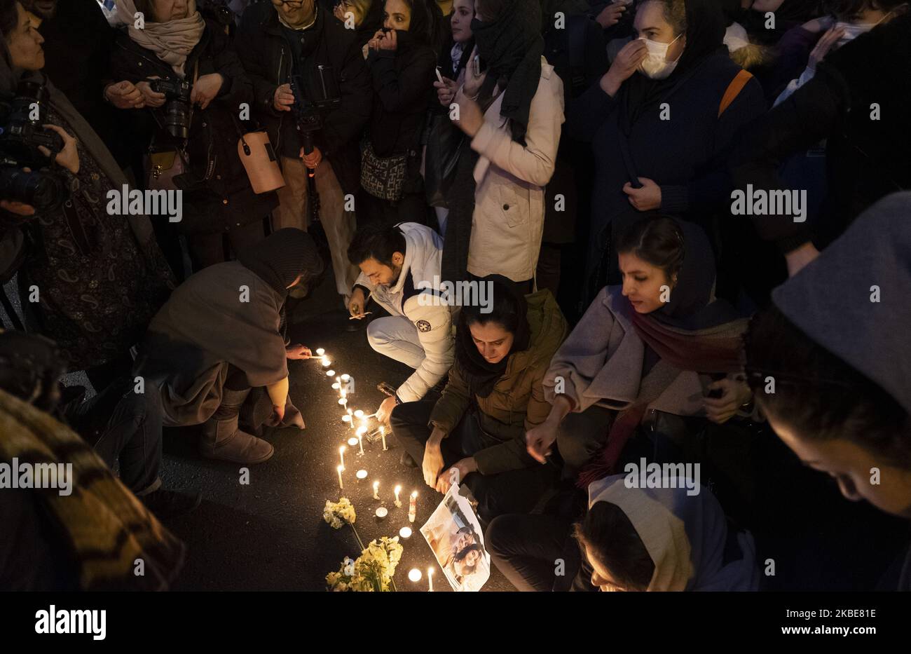 Studenten einer Universität zünden Kerzen an, um an die Opfer des ukrainischen Passagierflugzeugs Boeing 737 im Geschäftsviertel von Tehrans am 11. Januar 2020 zu erinnern. Das Irans Revolutionsgarde-Korps (IRGC) sagte am 11.. Januar, dass sie die ukrainische Passagierebene während eines falschen Anschlags geschlossen haben, da sie für den möglichen Raketenangriff der USA auf die 52 Ziele im Iran bereit waren. (Foto von Morteza Nikoubazl/NurPhoto) Stockfoto