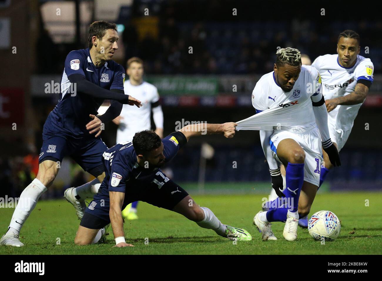 Stephen McLaughlin von Southend United zieht Morgan Ferrier von Tranmere Rovers während des Sky Bet League 1-Matches zwischen Southend United und Tranmere Rovers am Samstag, den 11.. Januar 2020, in Roots Hall, Southend. (Foto von Jacques Feeney/MI News/NurPhoto) Stockfoto