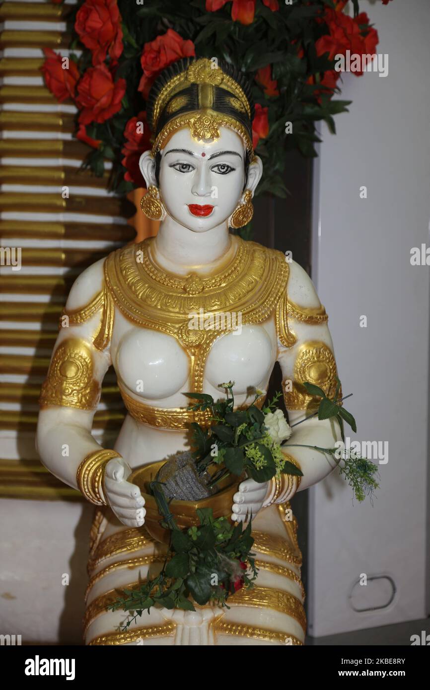 Statue einer Hindu-Frau in einem luxuriösen Hochzeitssaal auf dem Gelände des Amman Kovil (Amman Temple) in Jaffna, Sri Lanka, am 15. August 2017. (Foto von Creative Touch Imaging Ltd./NurPhoto) Stockfoto