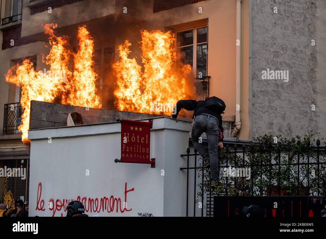 Während einer Demonstration in Paris am 11. Januar 2020, als Teil eines landesweiten, sektorübergreifenden Streiks gegen die Rentenreform der französischen Regierung, brennt eine Werbetafel. Stockfoto