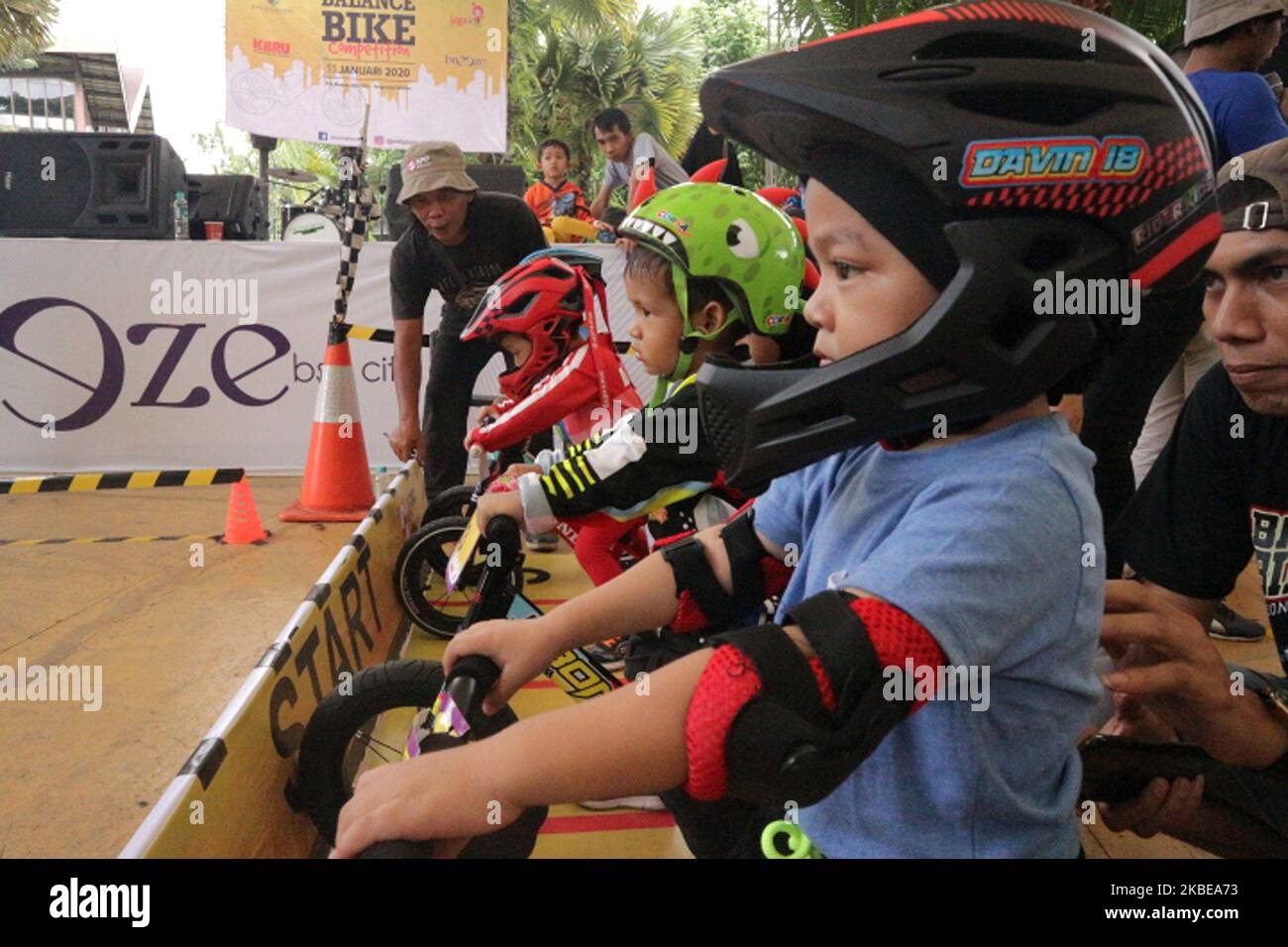 Im Januar 11,2020 treten Radrennfahrer im frühen Alter beim 2020 Balance Bike Competition in der Breeze BSD City, South Tangerang, Banten, an. Das Rennen zwischen den Ergebnissen der journalistischen MTB-Zusammenarbeit mit DER APP Sinar Mas wurde von 147 Rennern im Alter von 2-5 Jahren aus verschiedenen Regionen in Indonesien begleitet, die eine Möglichkeit zum Wettbewerb für junge Athleten bieten und einen Geist der Sportlichkeit von klein auf vermitteln wollten. (Foto von Dasril Roszandi/NurPhoto) Stockfoto