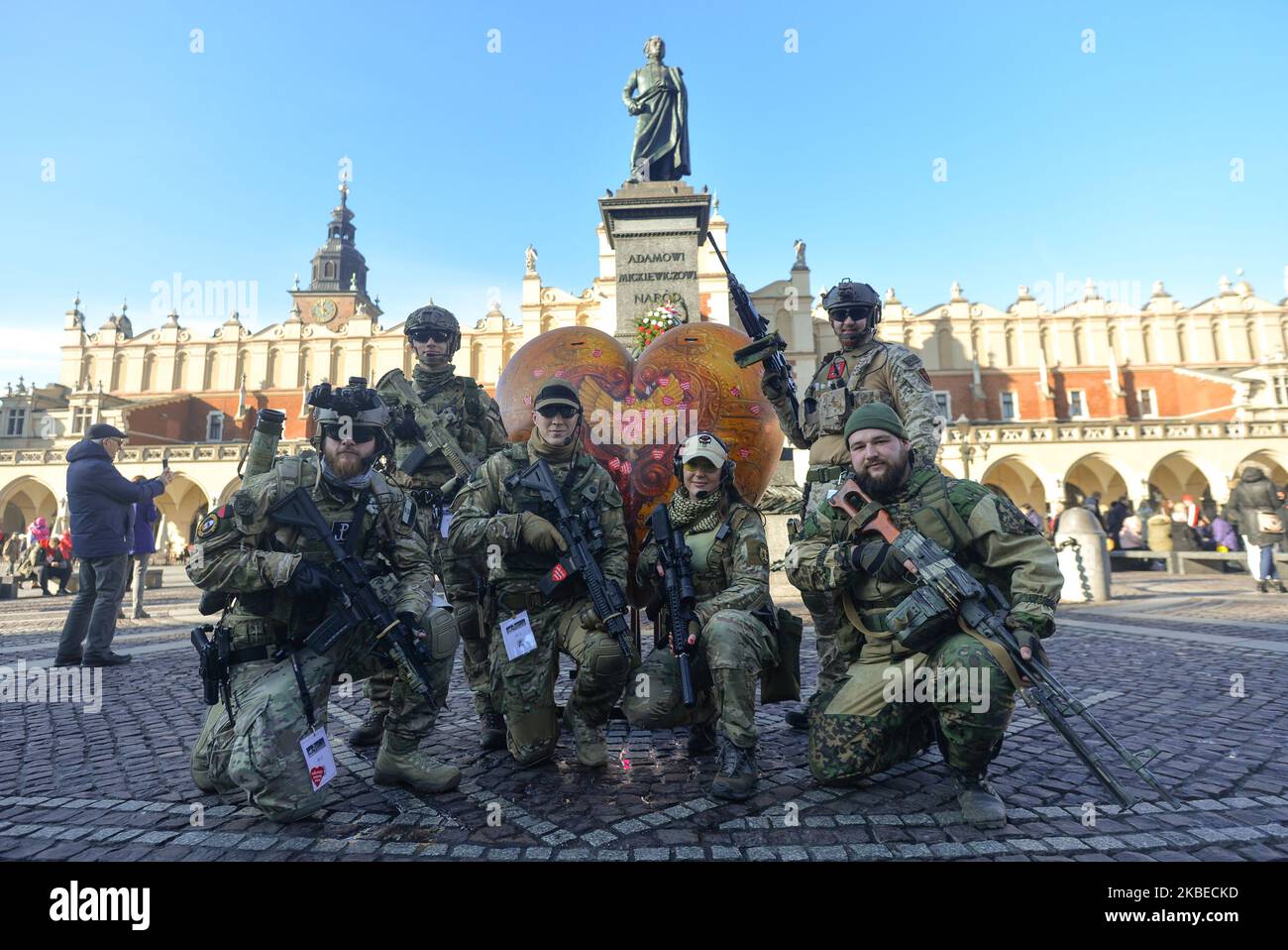 Historische Wiederaufbauschauspieler in Militäruniformen der polnischen Armee posieren für ein Bild auf dem Krakauer Marktplatz während der jährlichen Veranstaltung des Großen Orchesters der Weihnachtshilfe 28.. Am Sonntag, den 12. Januar 2020, in Krakau, Polen. (Foto von Artur Widak/NurPhoto) Stockfoto