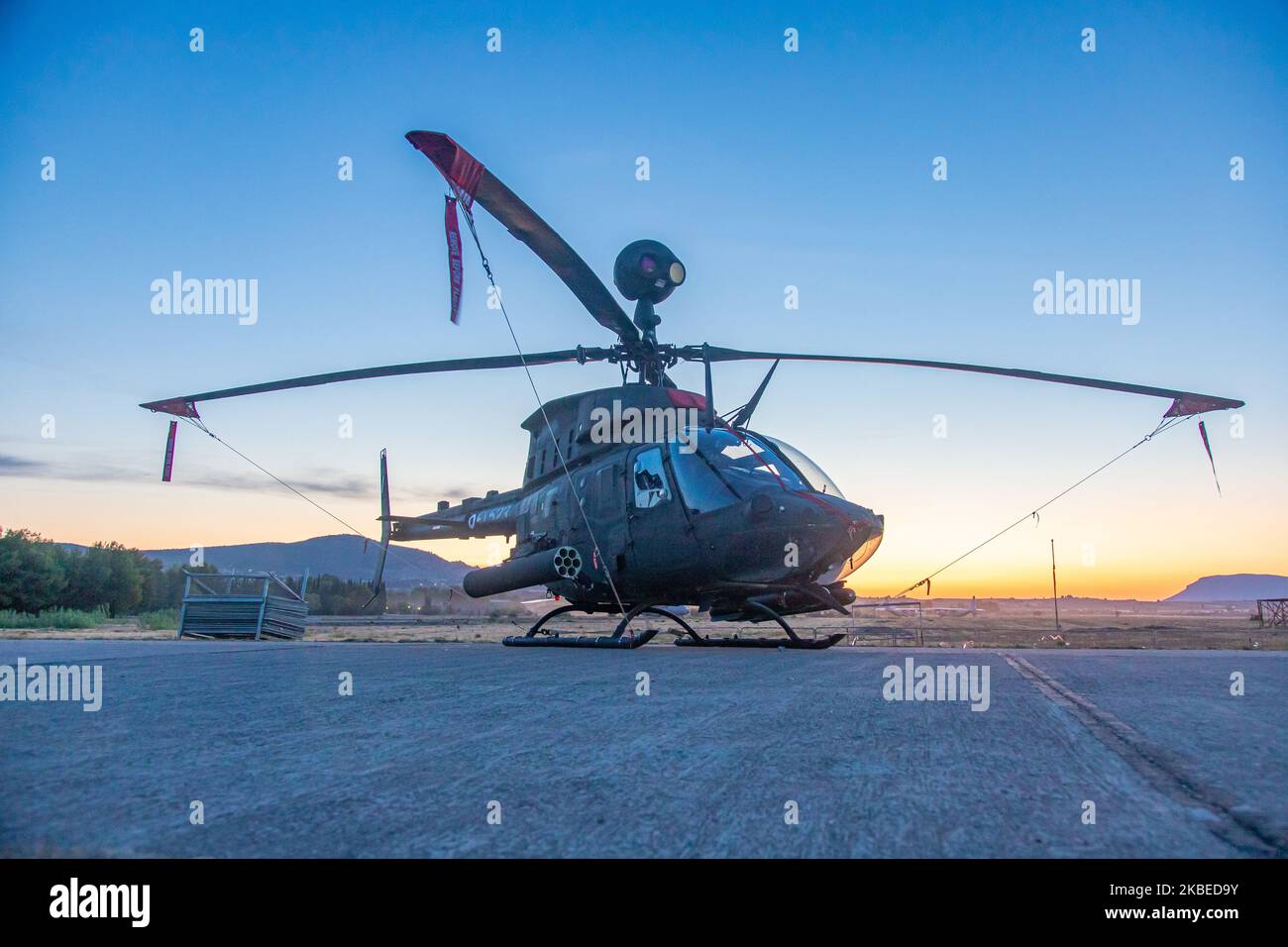 Ein neu vom US-Militär erworbener, nachdem er sie im Afghanistan- und Irakkrieg eingesetzt hatte, US-amerikanischer Bell OH-58D Kiowa Warrior-Kampfhubschrauber der Hellenischen Armee ( griechisch ) auf einer statischen Anzeige während des Sonnenuntergangs, Magische Stunde der Dämmerung auf dem Tanagra Air Base LGTG in Griechenland während der Flugwoche 2019 in Athen. Tanagra, Griechenland - September 22. 2019. (Foto von Nicolas Economou/NurPhoto) Stockfoto