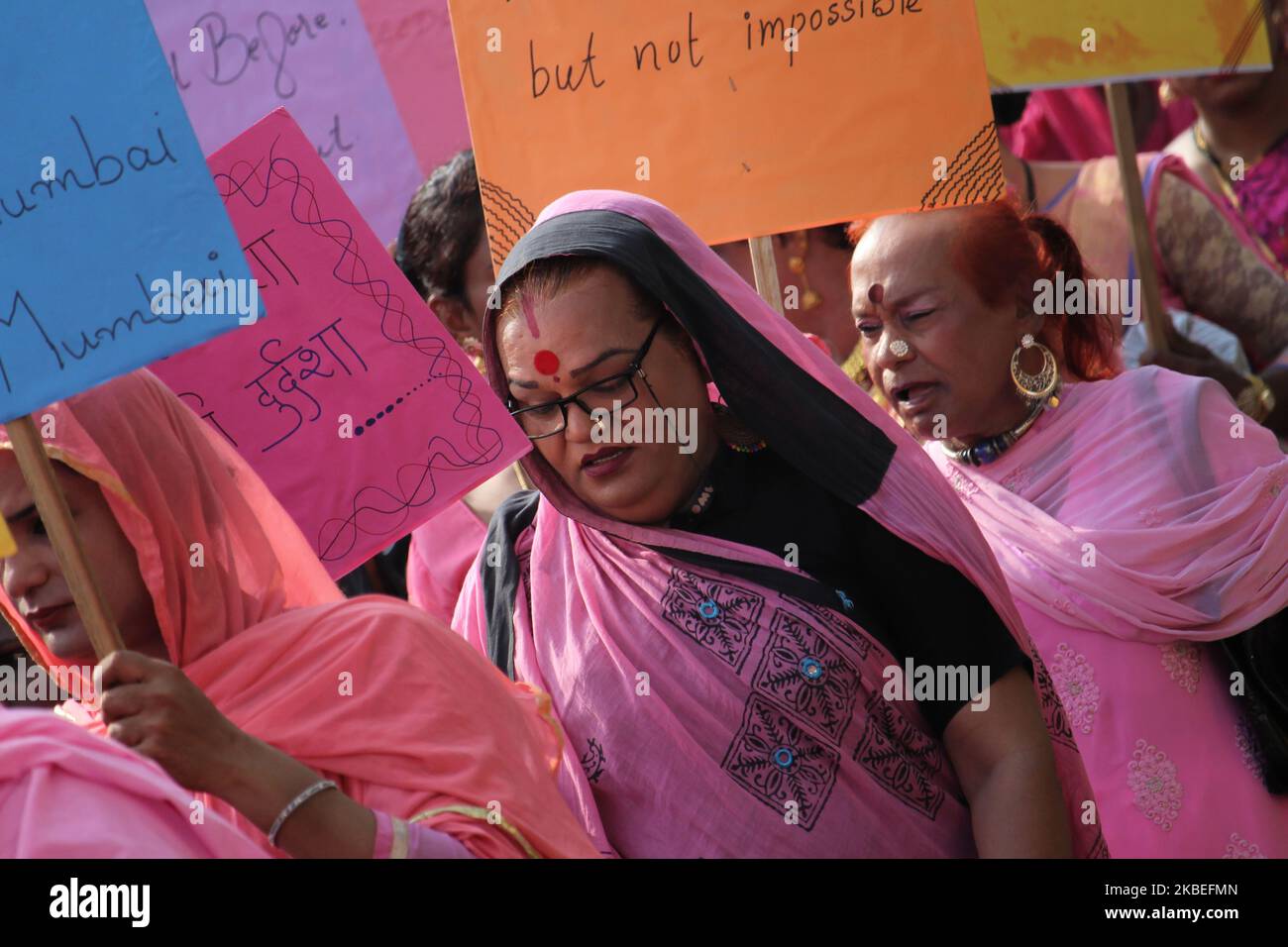 Transgender-Aktivisten halten Plakate während einer Kundgebung in Mumbai, Indien, am 13. Januar 2020. Die sechste ‘Rosa-Kundgebung’, die von einer NGO, „Kinnar Maa Trust“, organisiert wurde, gegen die Regierung des Bundesstaates, die am Montag verschiedene Forderungen fordert. (Foto von Himanshu Bhatt/NurPhoto) Stockfoto