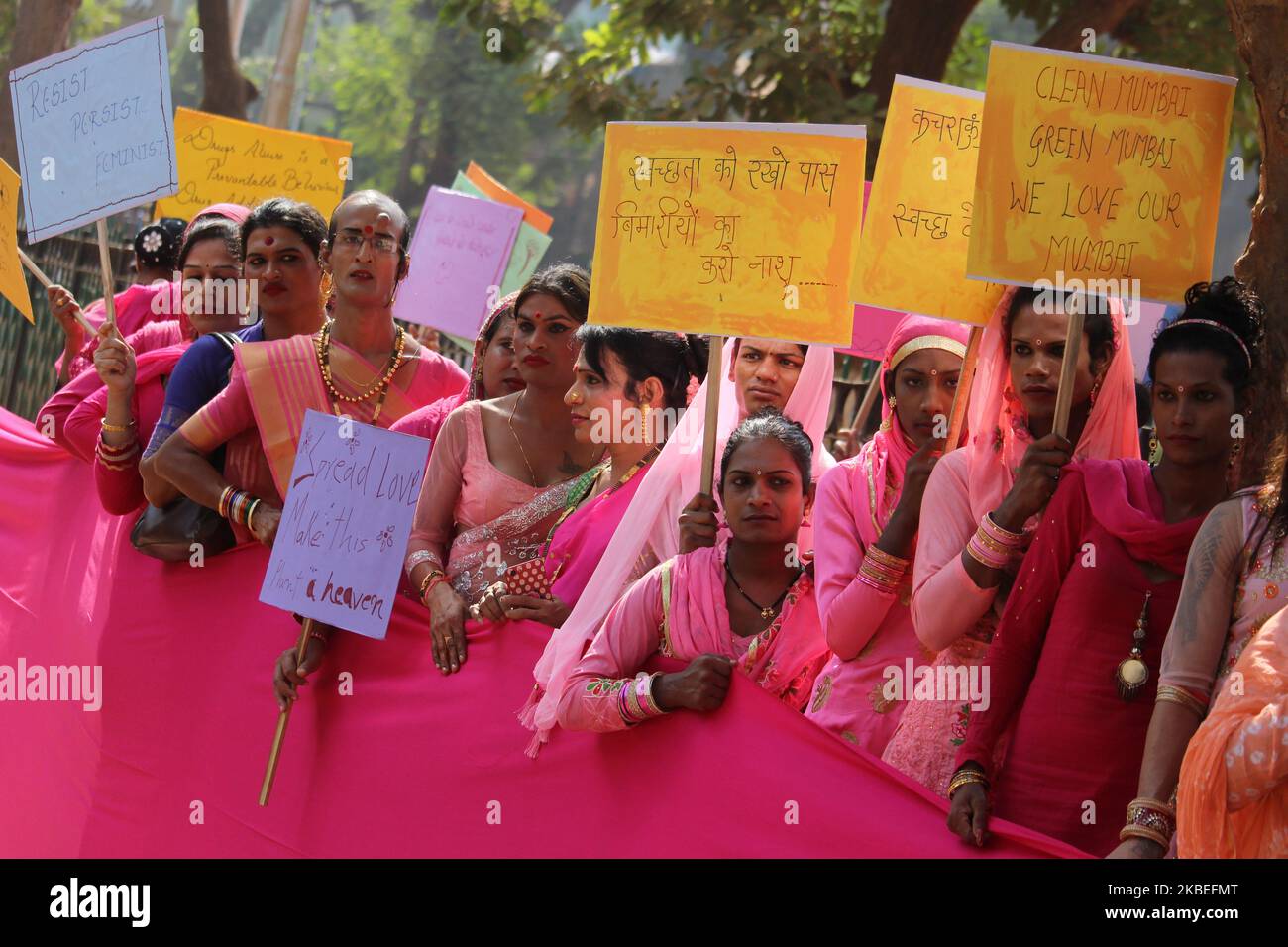 Transgender-Aktivisten halten Plakate während einer Kundgebung in Mumbai, Indien, am 13. Januar 2020. Die sechste ‘Rosa-Kundgebung’, die von einer NGO, „Kinnar Maa Trust“, organisiert wurde, gegen die Regierung des Bundesstaates, die am Montag verschiedene Forderungen fordert. (Foto von Himanshu Bhatt/NurPhoto) Stockfoto