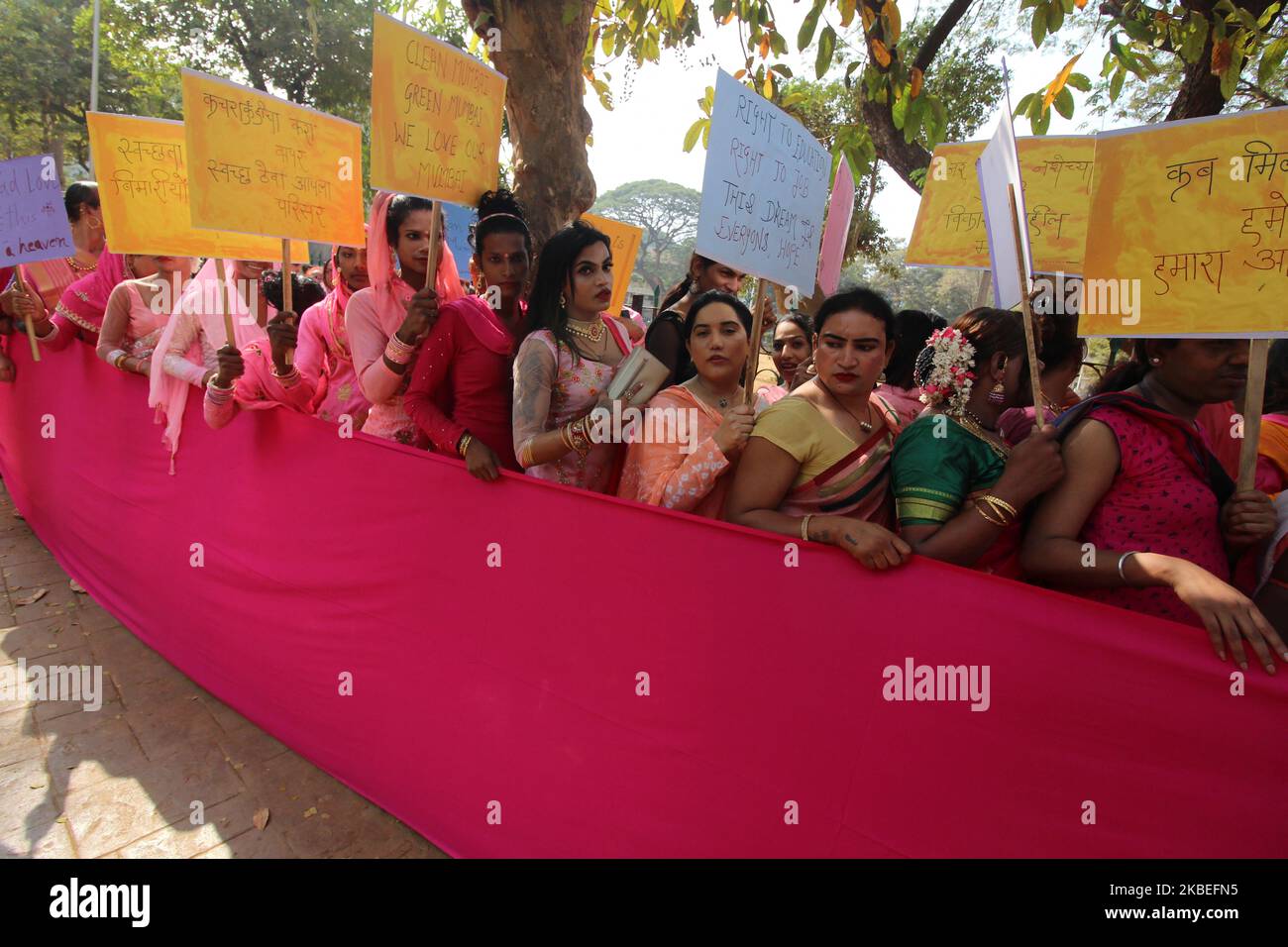 Transgender-Aktivisten halten Plakate während einer Kundgebung in Mumbai, Indien, am 13. Januar 2020. Die sechste ‘Rosa-Kundgebung’, die von einer NGO, „Kinnar Maa Trust“, organisiert wurde, gegen die Regierung des Bundesstaates, die am Montag verschiedene Forderungen fordert. (Foto von Himanshu Bhatt/NurPhoto) Stockfoto
