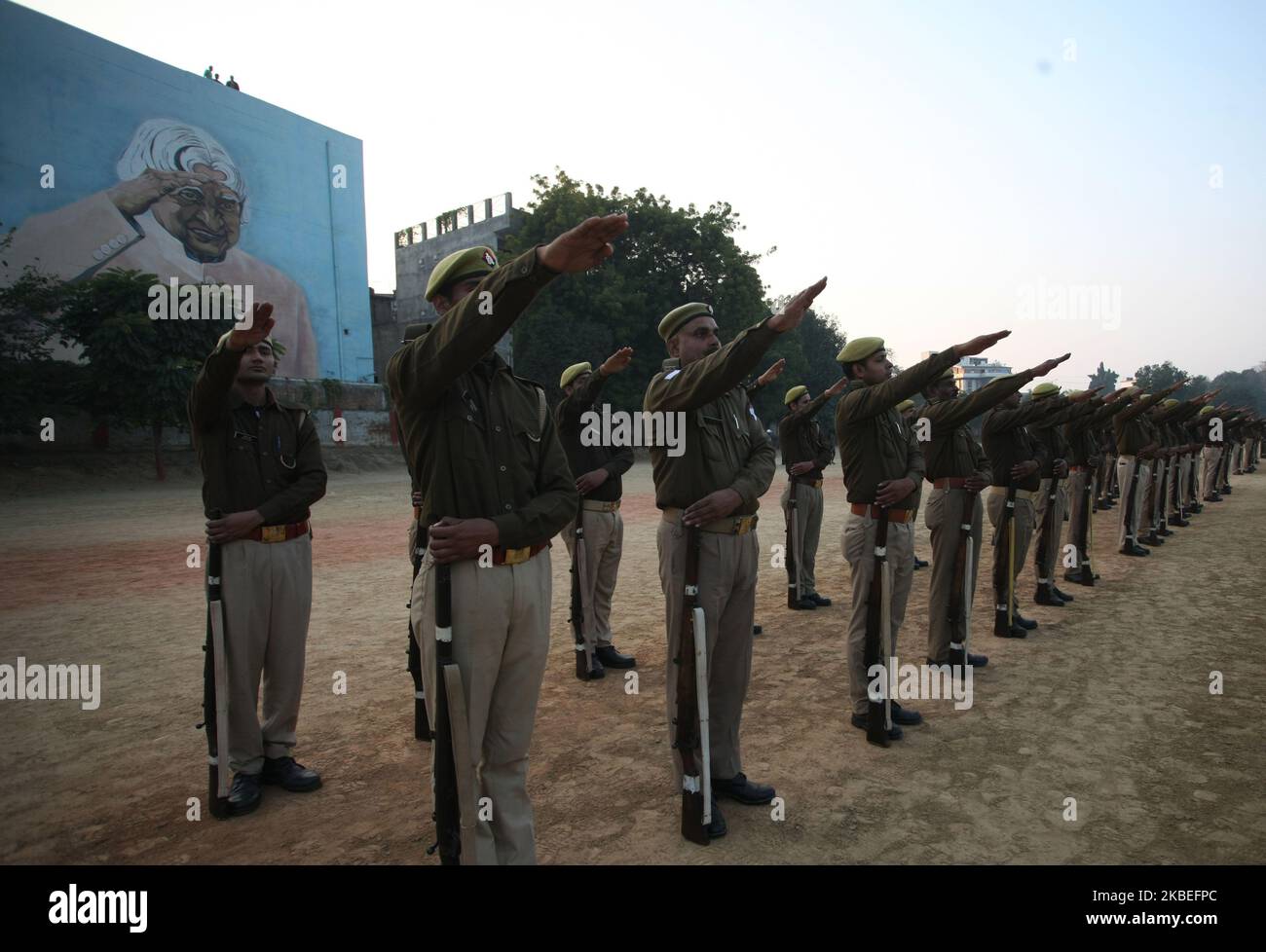Mitarbeiter der Polizei von Uttar Pradesh Proben für die Parade vor dem Tag der Republik in den Polizeilinien Allahabad am 13. Januar 2020 . (Foto von Ritesh Shukla/NurPhoto) Stockfoto