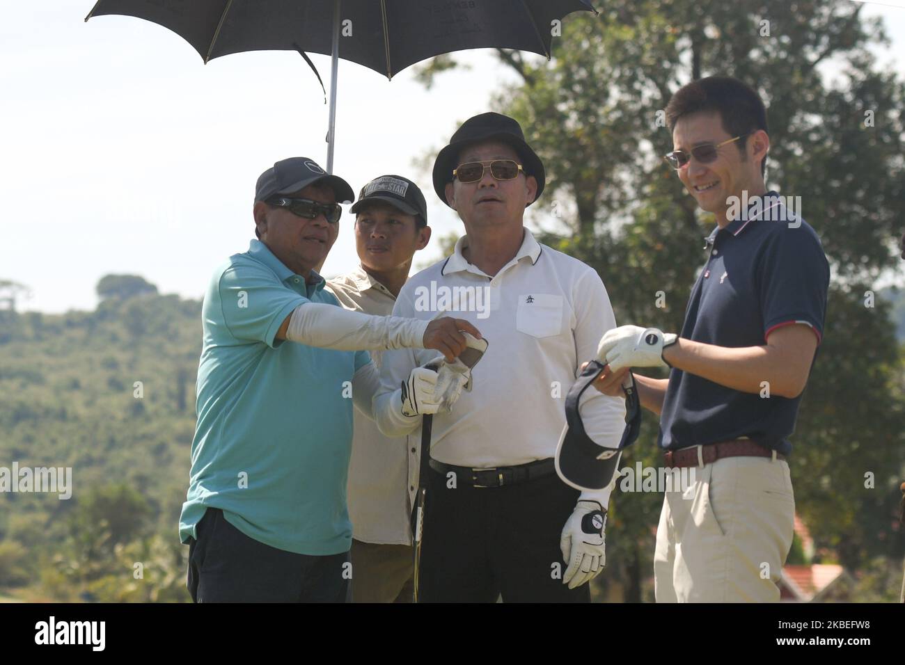 (L-R) Thong Khon, kambodschanischer Tourismusminister, Und Chea Sophara, Stellvertretender Premierminister und Minister für Landmanagement, Stadtplanung und Bauwesen in Kambodscha, Li Tao, Vorsitzender des Verwaltungsrats der Union Development Group Co., am Vorabend der ersten Kambodscha Bay Cycling Tour im Golf Court Dara Sakor Resort. Am Freitag, Den 3. Januar 2020, Kambodscha. (Foto von Artur Widak/NurPhoto) Stockfoto