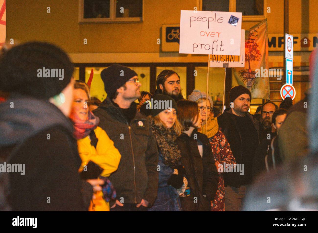 Rund 100 Aktivisten versammeln sich auf der Straße und protestieren am 13. Januar 2020 mit Spruchbändern und Plakaten gegen die Siemens AG in der Kölner Straße. Der Protest folgt auf die Ankündigung des Siemens-Leiters Joe Kaeser, dass das Unternehmen seinen Vertrag zur Teilnahme am Kohlebergbauprojekt Adani Carmichael in Australien einhalten wird. (Foto von Ying Tang/NurPhoto) Stockfoto