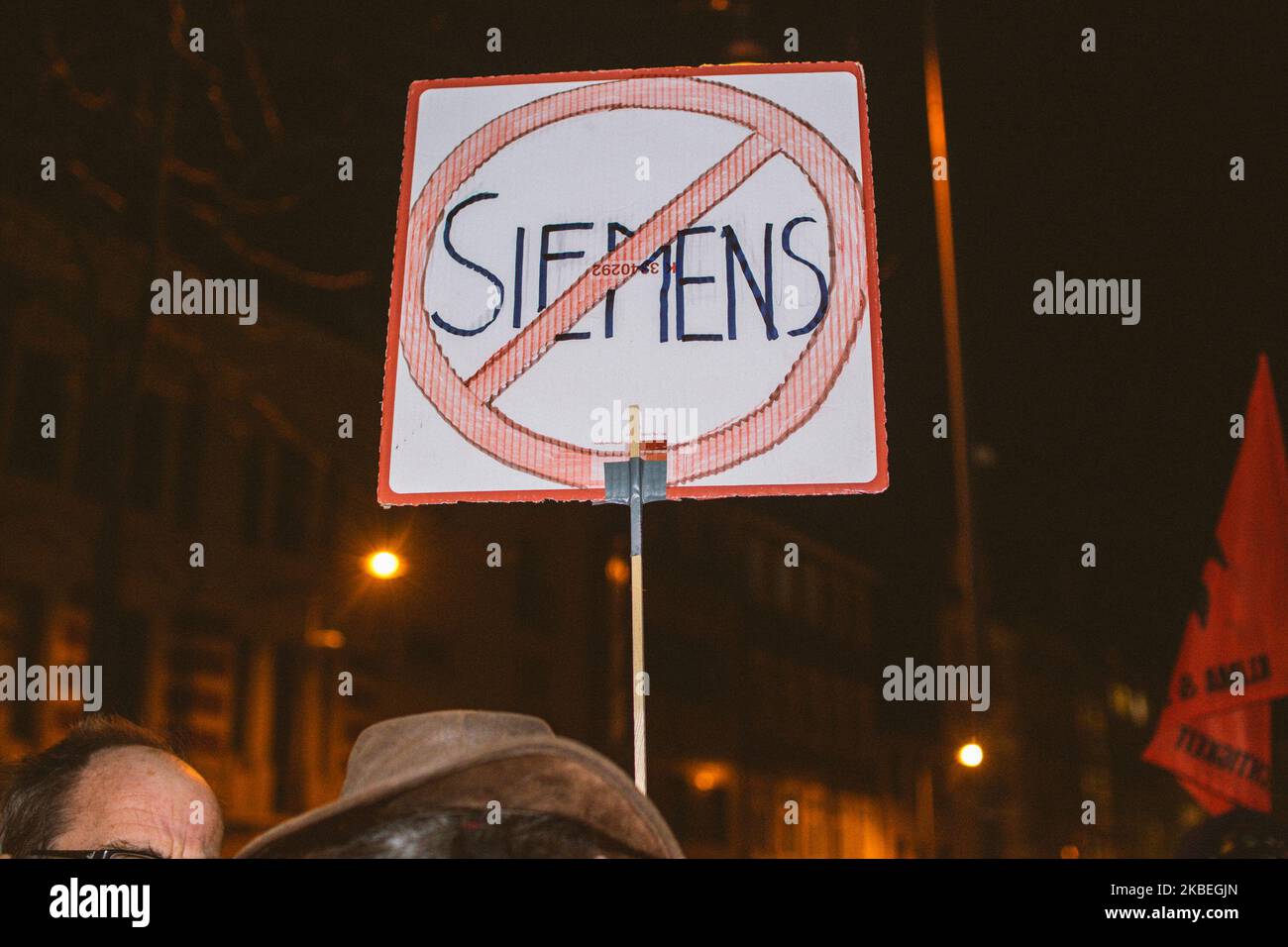 Rund 100 Aktivisten versammeln sich auf der Straße und protestieren am 13. Januar 2020 mit Spruchbändern und Plakaten gegen die Siemens AG in der Kölner Straße. Der Protest folgt auf die Ankündigung des Siemens-Leiters Joe Kaeser, dass das Unternehmen seinen Vertrag zur Teilnahme am Kohlebergbauprojekt Adani Carmichael in Australien einhalten wird. (Foto von Ying Tang/NurPhoto) Stockfoto