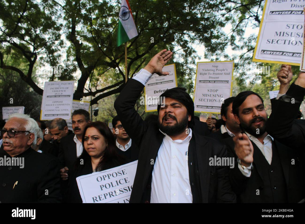 Indische Anwälte veranstalten unter dem Banner von „Lawyers for Democracy“ am 14. Januar einen protestmarsch vom Obersten Gerichtshof bis Jantar Mantar über verschiedene Themen, darunter CAA, NRC und NPR, in Neu Delhi, Indien. 2020. (Foto von Mayank Makhija/NurPhoto) Stockfoto