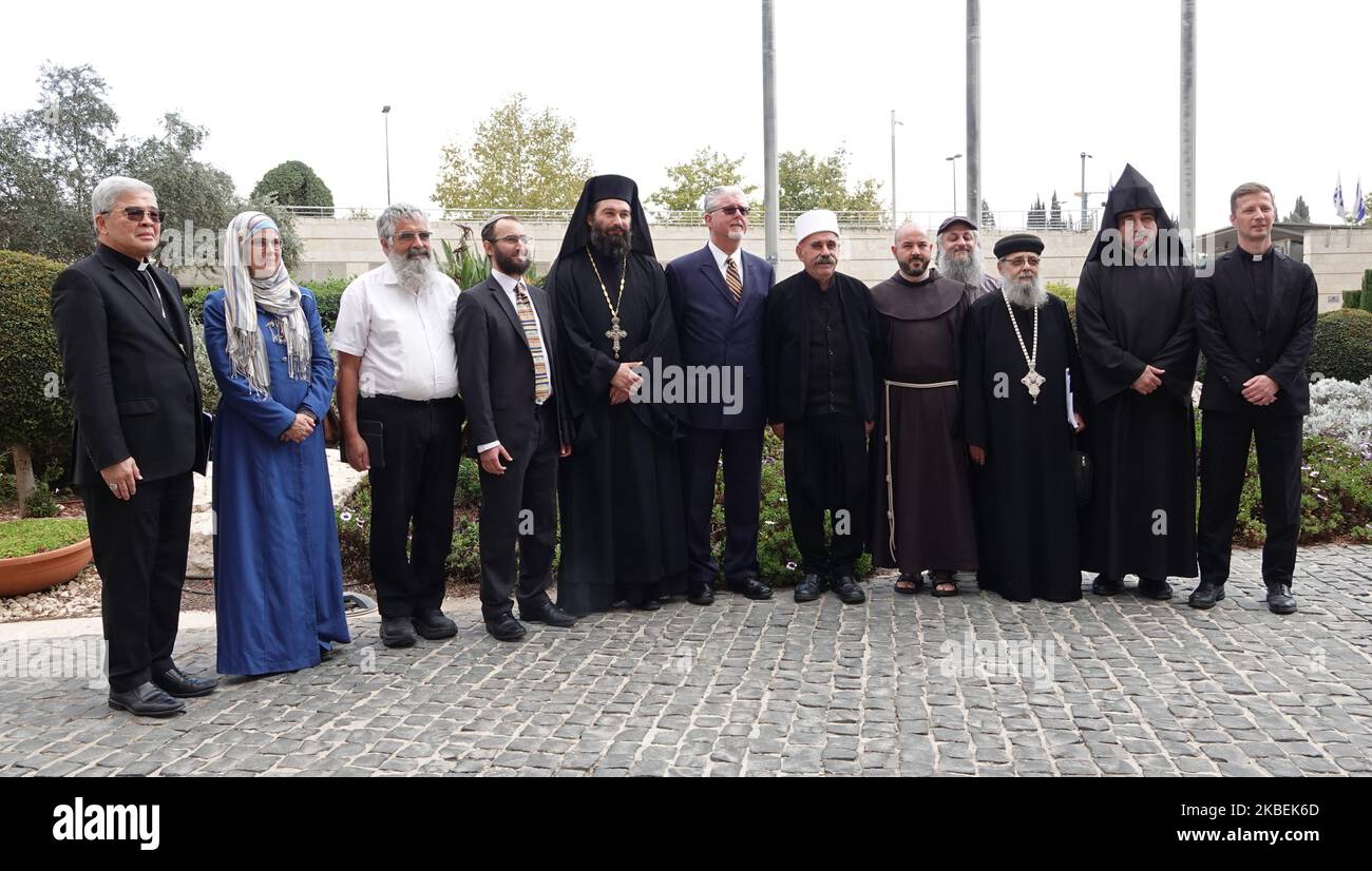 Christliche, jüdische, muslimische und drusische Geistliche posieren für ein Gruppenfoto während der interreligiösen Konferenz zum Klimawandel am 3. November 2022 in Jerusalem, Israel. Ziel der Konferenz der Organisation Interfaith Centre for Sustainable Development war es, die religiösen Gemeinschaften zu ermutigen, den Klimawandel einzudämmen und die Nutzung erneuerbarer Energien zu fördern. Stockfoto