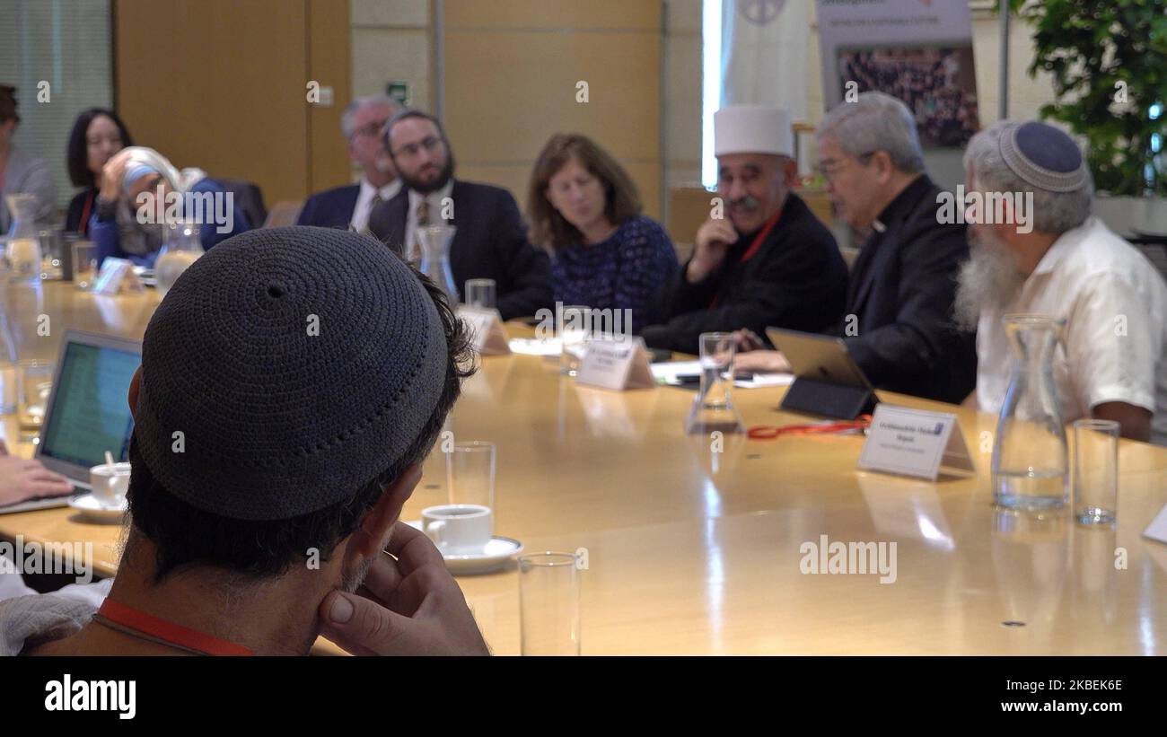 Christliche, jüdische, muslimische und drusische Geistliche nehmen am 3. November 2022 in Jerusalem, Israel, an der interreligiösen Konferenz zum Klimawandel im israelischen Außenministerium Teil. Ziel der Konferenz der Organisation Interfaith Centre for Sustainable Development war es, die religiösen Gemeinschaften zu ermutigen, den Klimawandel einzudämmen und die Nutzung erneuerbarer Energien zu fördern. Stockfoto
