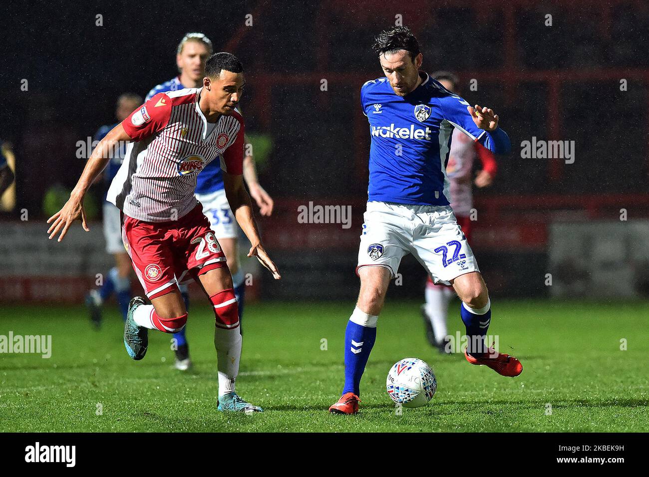 David Jones von Oldham Athletic und Kurtis Guthrie von Stevenage während des Spiels der Sky Bet League 2 zwischen Stevenage und Oldham Athletic am Dienstag, den 14.. Januar 2020 im Lamex Stadium, Stevenage. (Foto von Eddie Garvey/MI News/NurPhoto) Stockfoto