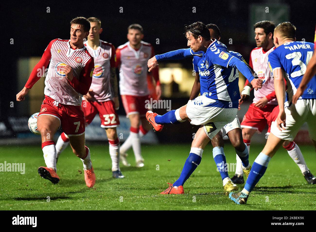 David Jones von Oldham Athletic und Charlie Carter von Stevenage während des Spiels der Sky Bet League 2 zwischen Stevenage und Oldham Athletic am Dienstag, den 14.. Januar 2020 im Lamex Stadium, Stevenage. (Foto von Eddie Garvey/MI News/NurPhoto) Stockfoto