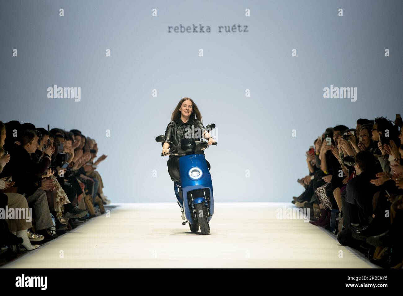 Model-Designerin Rebekka Ruetz fährt am Ende ihrer Modenschau während der Berlin Fashion Week Herbst/Winter 2020 am 15. Januar 2020 im Kraftwerk Mitte in Berlin einen E-Scooter. (Foto von Emmanuele Contini/NurPhoto) Stockfoto