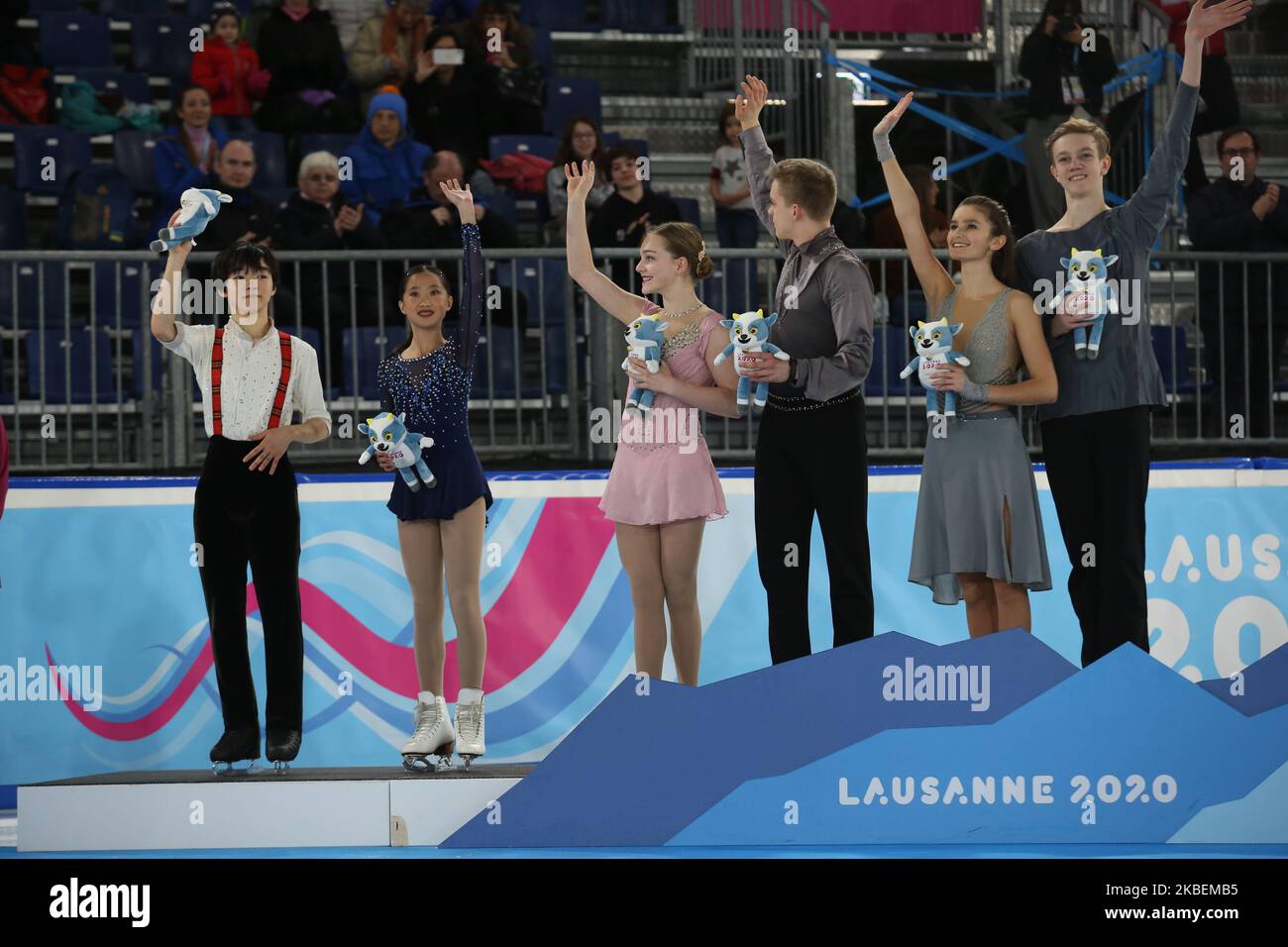 Teamfokus: Kagiyama Yuma aus Japan, Wang Kate aus den USA, Tyutyunina Sofya und Fshustitskiy Alexander aus Russland, Fleming Cate und Isbell Jedidah aus den USA erhalten ihren Preis während der Maskottchen-Zeremonie des Eiskunstlaufes: Gemischter NOC Team Ice Dance am 15. Januar 6 2020 am Tag der Olympischen Winterspiele der Jugend in Lausanne 2020 im Nordischen Zentrum von Les Tuffes, Frankreich. Treten Sie im Eiskunstlauf an: Gemischter NOC Team Ice Dance am 15. Januar 2020 am 6. Tag der Olympischen Winterspiele der Jugend in Lausanne 2020 im Nordischen Zentrum von Les Tuffes, Frankreich. (Foto von Dominika Zarzycka/NurPhoto) Stockfoto