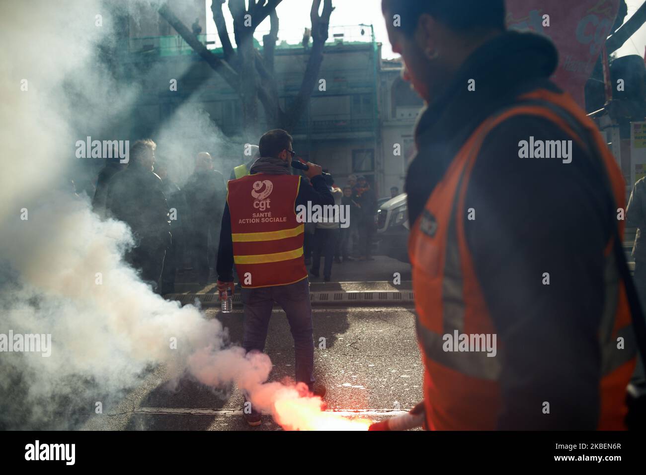 Ein Unionist reagiert. Zehntausende Demonstranten demonstrierten in Toulouse für die Demonstration 6., die von fast allen Gewerkschaften (CGT, Sud, UNL, UNEF, FO, Usw.). Es ist der 44.. Tag der Proteste, Streiks und Aktionen. Die Demonstranten fordern den Rückzug der neuen Rentenreform (Alter, Rente, Bedingungen usw.). Macrons Regierung schlägt auf einer Idee von Jean-Claude Delevoye einen Wechsel zwischen einem Renten-System nach dem Prinzip der "Pay-as-you-go" durch ein System nach Punkten (Kapitalisierung) vor. Die französische Regierung will auch eine Vereinheitlichung aller Rentensysteme in Frankreich (mit Ausnahme von Polizisten, Militär und Kongress) Stockfoto