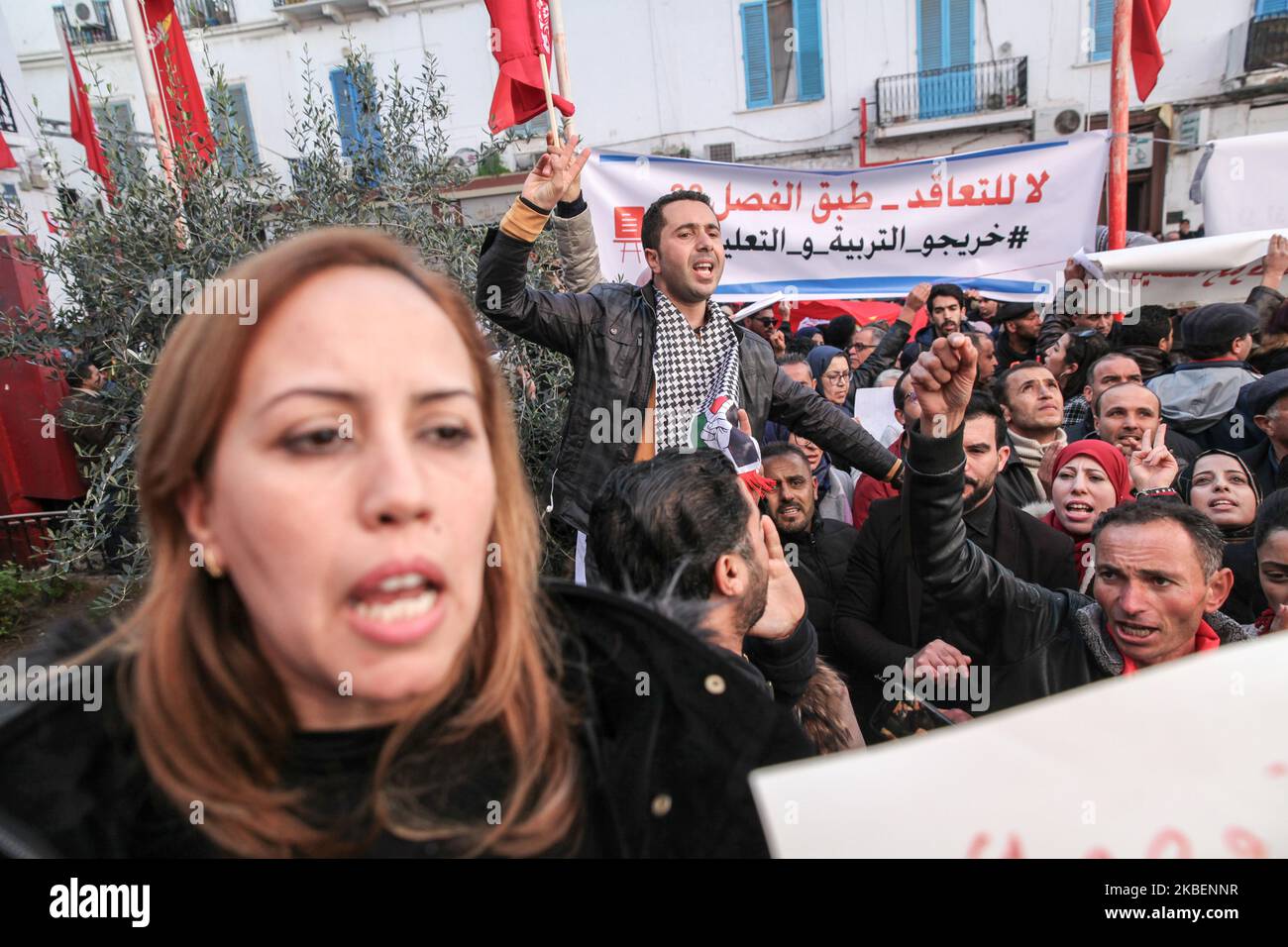 Ein junger Mann trug auf den Schultern seines Kameraden, Macht ein Siegeszeichen, während er Parolen gegen die Regierung ruft, während er an einer Versammlung vor dem UGTT-Hauptquartier in Tunis teilnimmt, um den 9.. Jahrestag der Revolution zu feiern, die den ehemaligen Präsidenten Zine El-Abidine Ben Ali am 15. Januar 2020 in Tunis, Tunesien, vertrieben hat. (Foto von Chedly Ben Ibrahim/NurPhoto) Stockfoto
