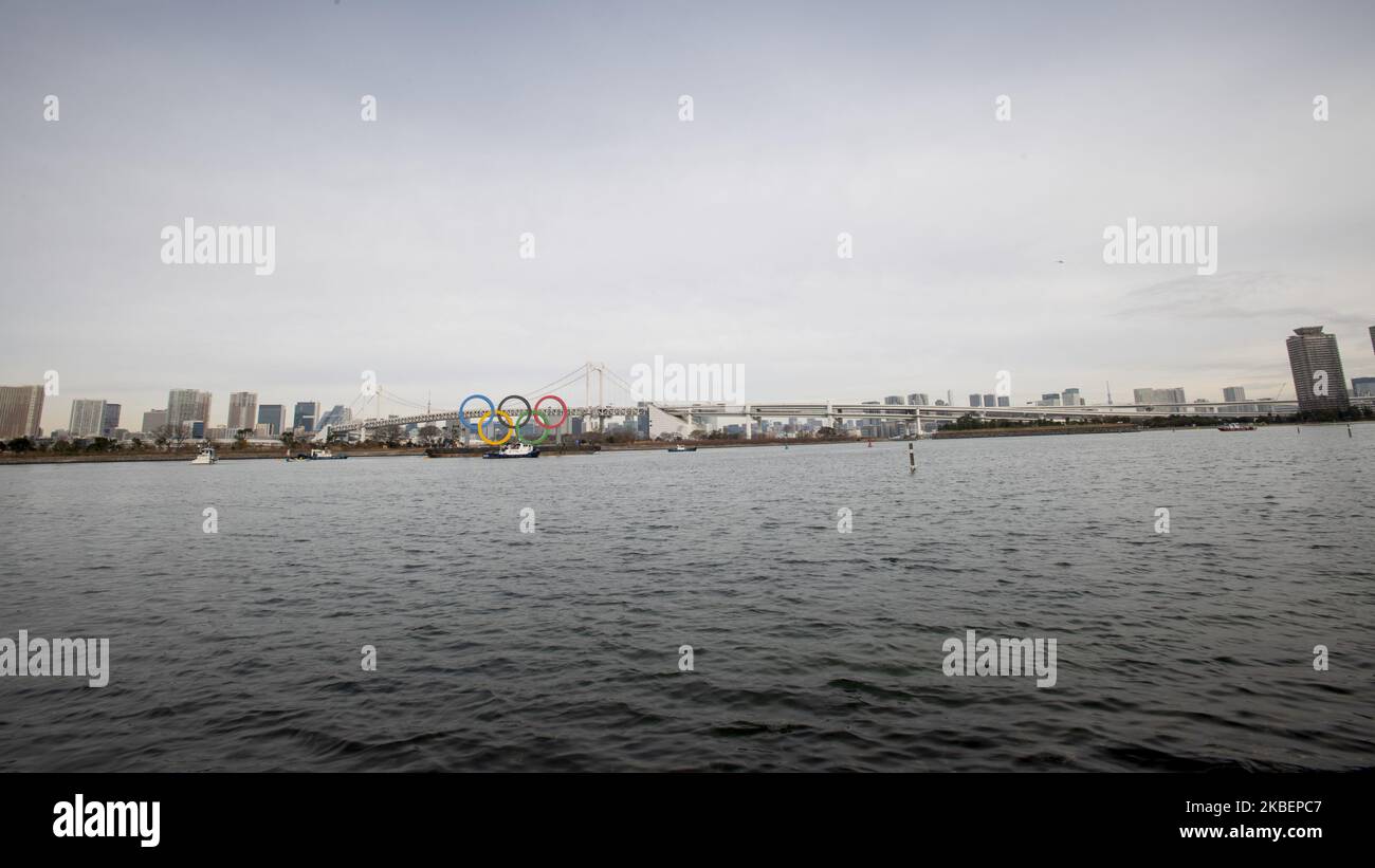 Am 17. Januar 2020 werden im Hafengebiet des Odaiba Marine Park in Minato ward, Tokio, riesige Olympische Ringe installiert. Japan. Das riesige Symbol ist 32,6 Meter breit und 15,3 Meter lang, die Olympischen Sommerspiele 2020 sollen vom 24. Juli bis zum 9. August 2020 stattfinden. (Foto von Alessandro Di Ciommo/NurPhoto) Stockfoto