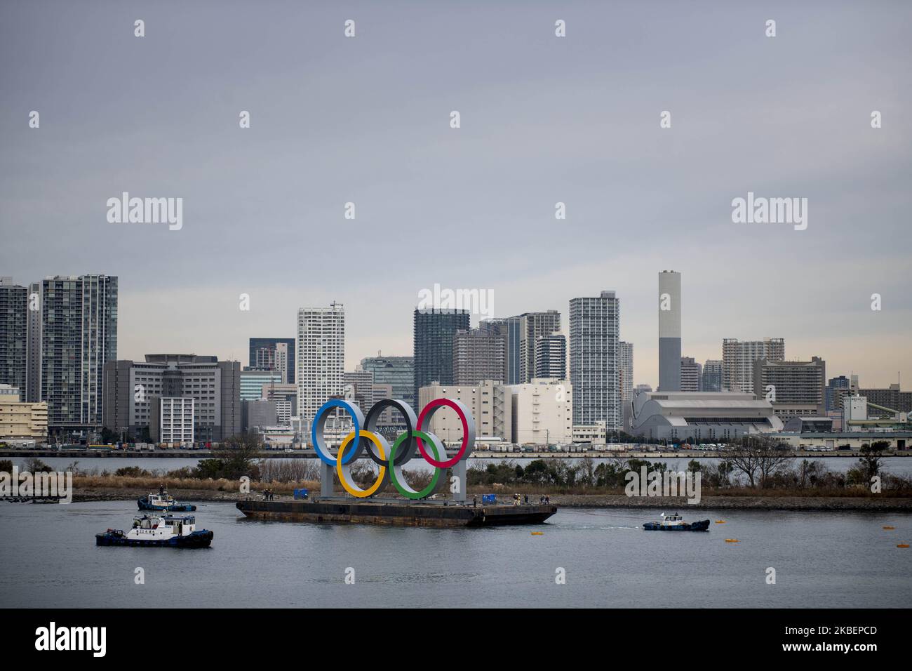 Am 17. Januar 2020 werden im Hafengebiet des Odaiba Marine Park in Minato ward, Tokio, riesige Olympische Ringe installiert. Japan. Das riesige Symbol ist 32,6 Meter breit und 15,3 Meter lang, die Olympischen Sommerspiele 2020 sollen vom 24. Juli bis zum 9. August 2020 stattfinden. (Foto von Alessandro Di Ciommo/NurPhoto) Stockfoto