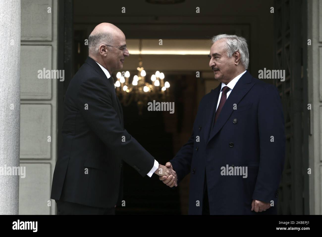 Der griechische Außenminister Nikos Dendias (L) begrüßt den Feldmarschall Khalifa Haftar, den Anführer der libyschen Nationalarmee (LNA), bei ihrem Treffen im Außenministerium am 17. Januar 2020 in Athen, Griechenland (Foto: Panayotis Tzamaros/NurPhoto) Stockfoto