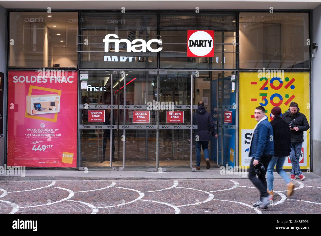 Am 7. Januar 2020 in Lille, Frankreich, laufen die Menschen an einem Bekleidungsgeschäft vorbei, in dem die Verkaufszahlen angekündigt werden. Nach einem Dekret des Wirtschafts- und Finanzministeriums vom Mai 2019, mit dem die Bilanzen durch eine Verkürzung wieder belebt werden sollen, dauerten die beiden jährlichen Verkaufszeiträume bis dahin sechs Wochen, aber ihre Laufzeit ist jetzt auf vier Wochen begrenzt. (Foto von Thierry Thorel/NurPhoto) Stockfoto