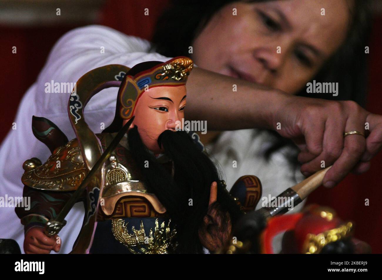 Bewohner chinesischer Abstammung baden am 18. Januar 2020 Statuen oder Bilder von Göttern und Göttinnen und reinigen verschiedene Gebetseinrichtungen im klenteng Kong Miao , Taman Mini Area, Jakarta. Die Tradition, die jedes Jahr vor dem chinesischen Neujahr durchgeführt wird, soll die feierliche und sanfte Prozession der Gebete der chinesischen Bürger ergänzen. (Foto von Dasril Roszandi/NurPhoto) Stockfoto