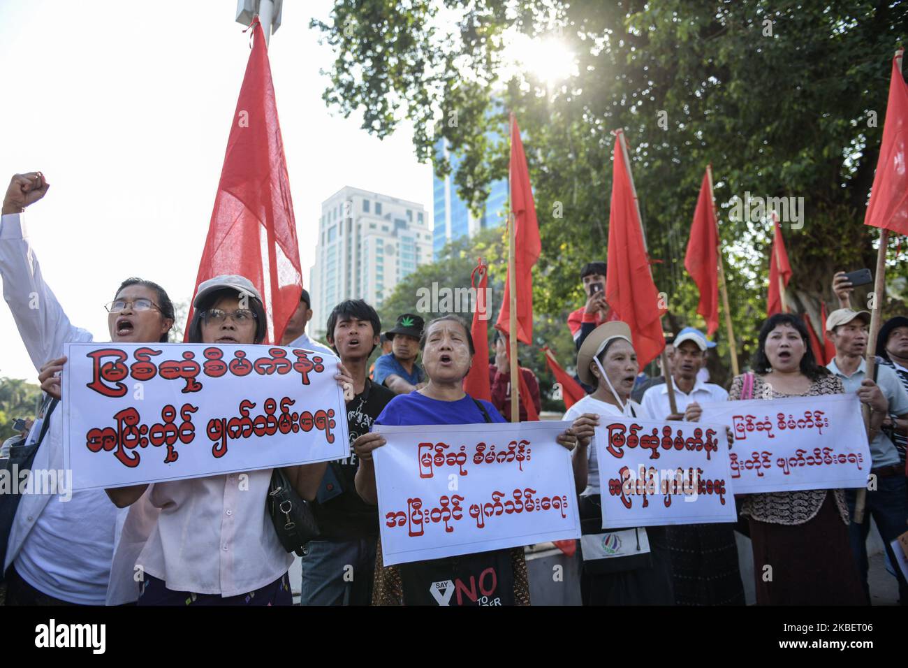 Am 18. Januar 2019 protestieren Demonstranten in Yangon, Myanmar, gegen das Projekt MyIT Sone Dam. Der Protest fand zur gleichen Zeit während des Besuchs des chinesischen Präsidenten Xi Jinping in Myanmar statt. Das Projekt MyIT Sone Dam im Bundesstaat Kachin wird von der staatlichen chinesischen State Power Investment Corporation finanziert. Das Projekt begann 2009 und wurde im September 2011 nach landesweiten öffentlichen Protesten eingestellt. (Foto von Shwe Paw Mya Tin/NurPhoto) Stockfoto