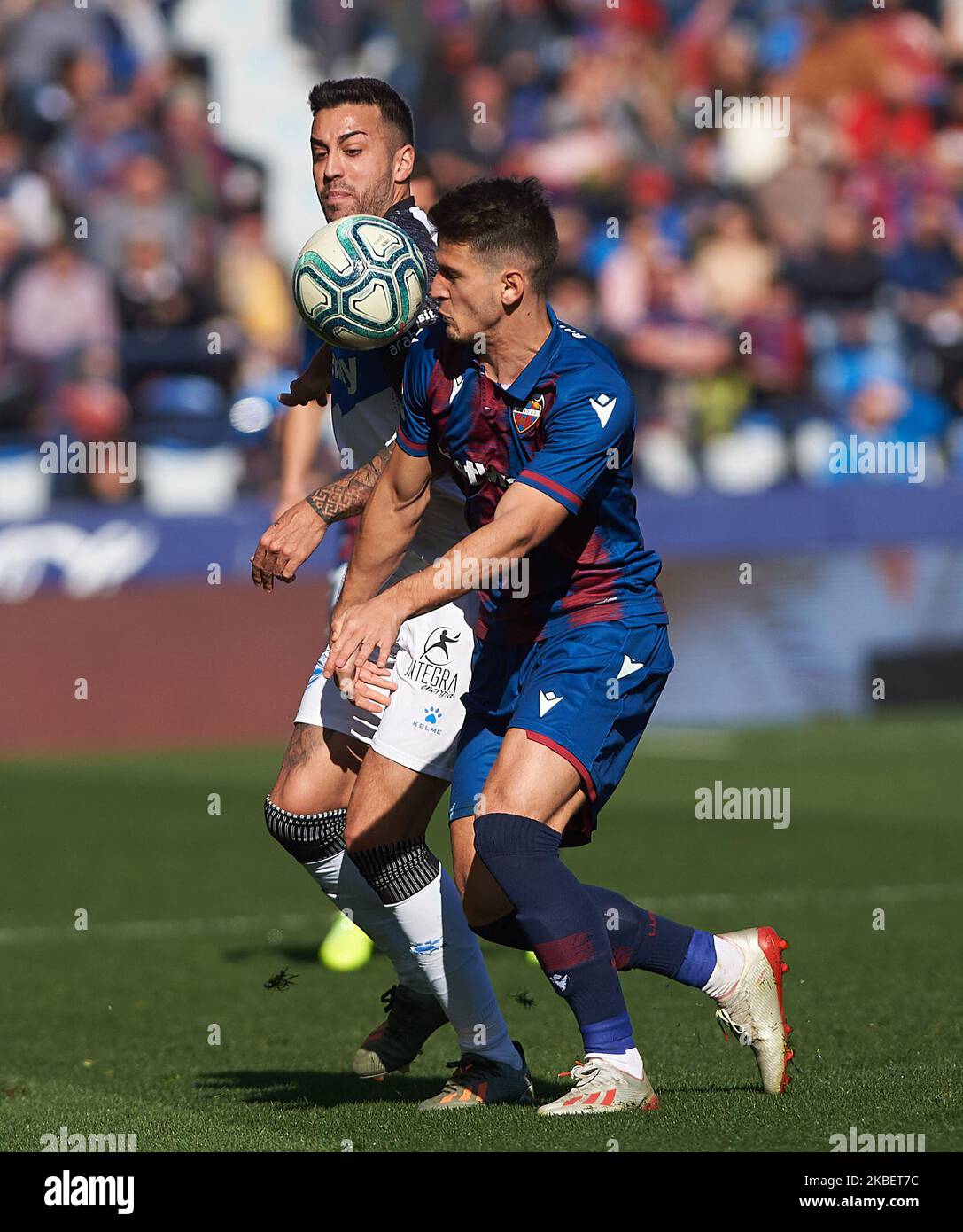 Nemanja Radoja von Levante und Victor Camarasa von Alaves während des La Liga Santander-Spiels zwischen Levante und Alaves im Estadio Ciutat de Valencia am 18. Januar 2020 in Valencia, Spanien (Foto: Maria Jose Segovia/NurPhoto) Stockfoto