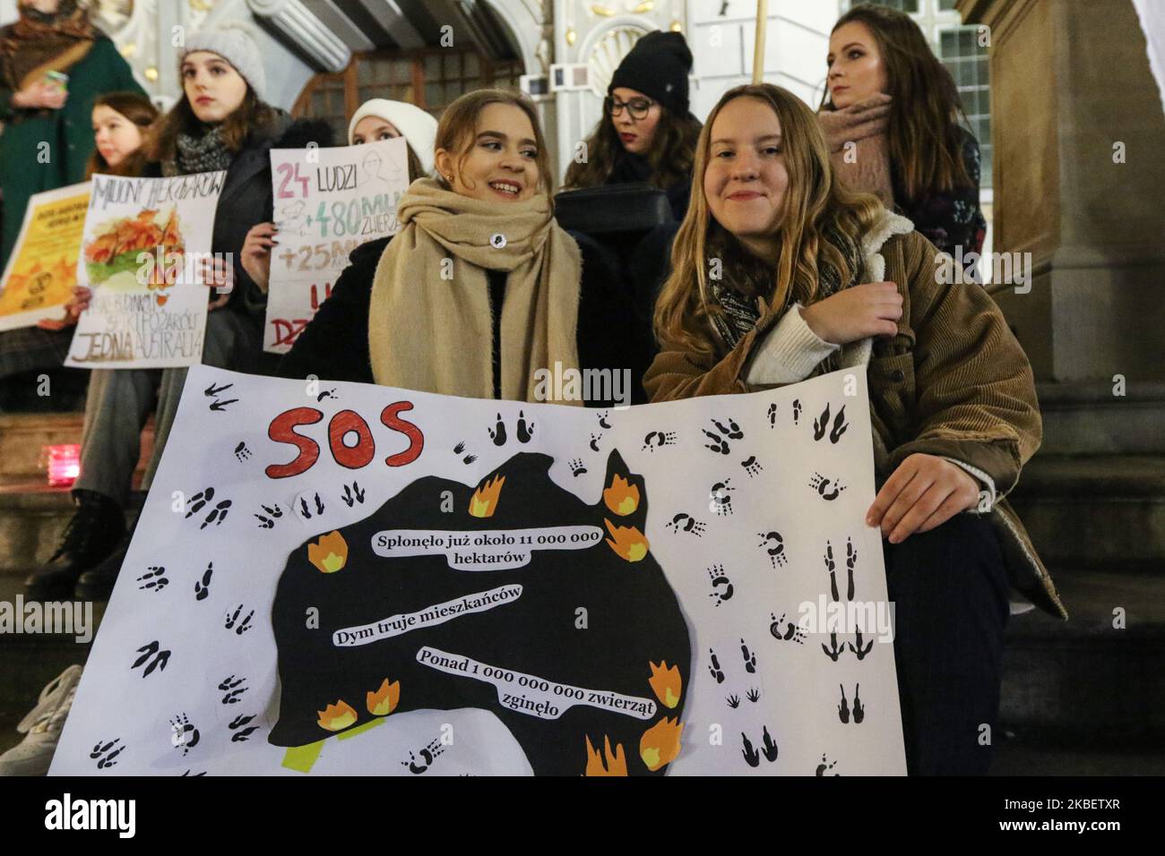 Unterstützung für die australische Kundgebung Teilnehmer werden am 18. Januar 2020 in Danzig, Polen, zu sehen sein Junge Aussterbungsrebellion und Jugendklimarahienaktivisten protestierten im Stadtzentrum von Danzig, um Menschen und die Natur in Australien in Brand zu unterstützen. Sie riefen zu Maßnahmen zum Schutz der Umwelt und zur Beendigung des Kohlebergbaus auf. (Foto von Michal Fludra/NurPhoto) Stockfoto