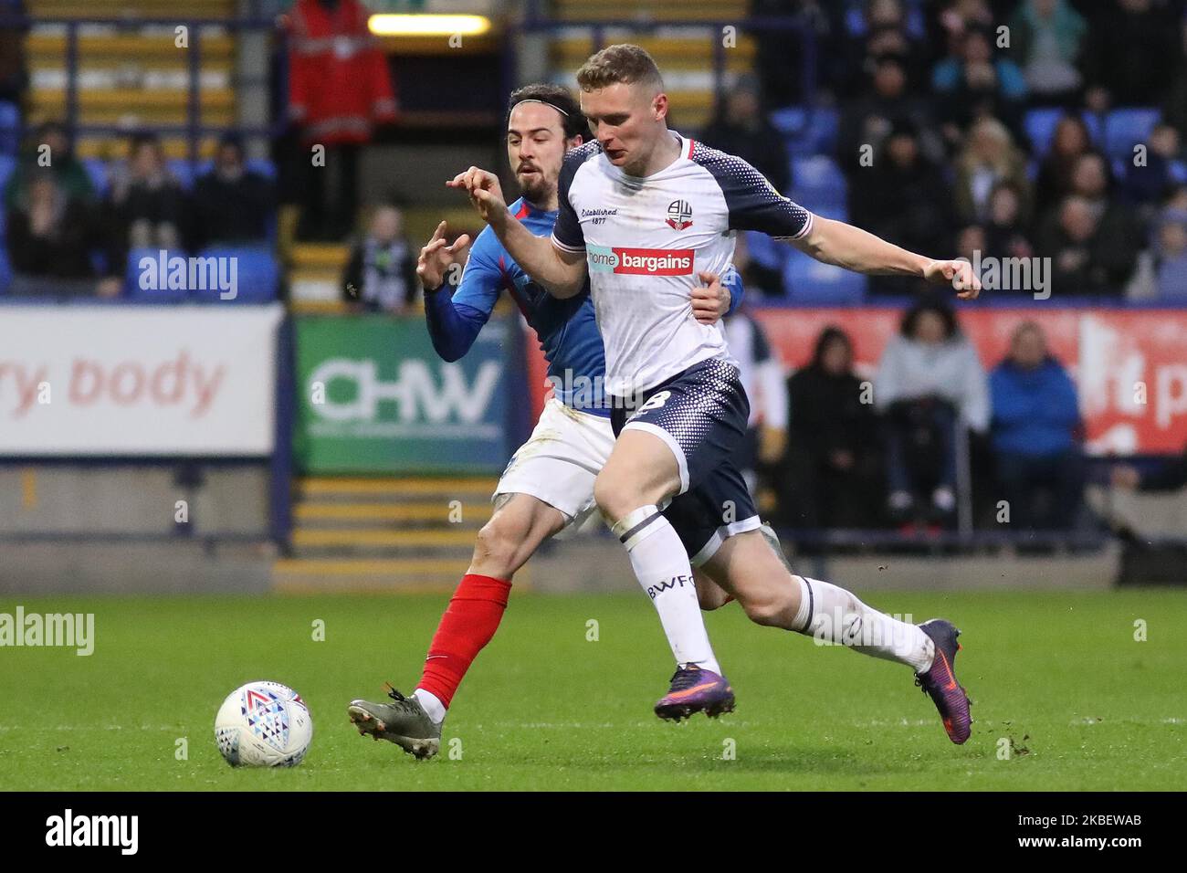 Ryan Williams vom FC Portsmouth kämpft am Samstag, den 18.. Januar 2020, im Sky Bet League 1-Spiel zwischen Bolton Wanderers und Portsmouth um den Besitz von Ethan Hamilton aus Bolton Wanderers. (Foto von Tim Markland/MI News/NurPhoto) Stockfoto