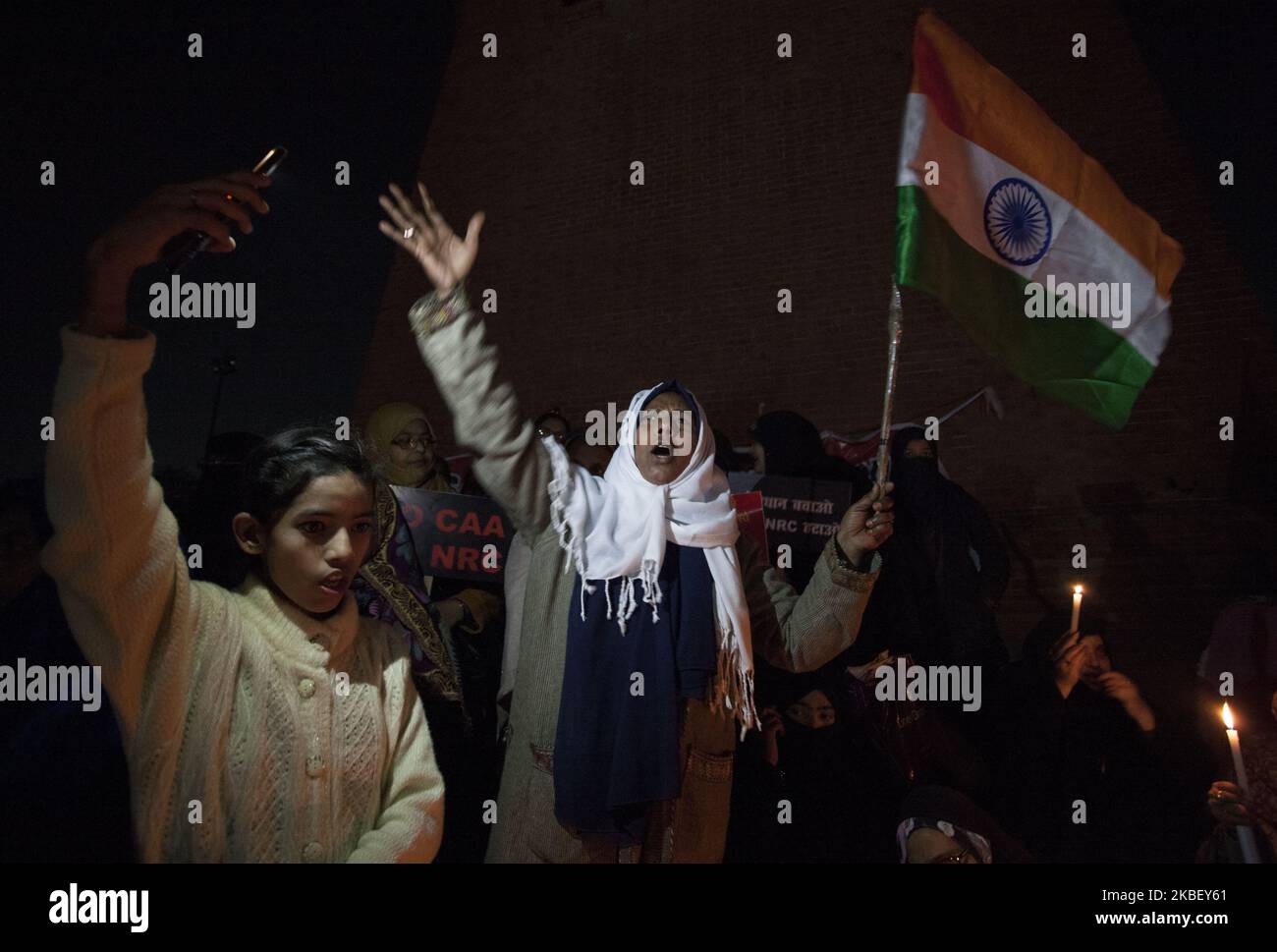 Frauen rufen während einer Demonstration gegen Indiens neues Staatsbürgerschaftsgesetz am 19. Januar 2020 in lucknow in Allahabad, Indien, Slogens. (Foto von Ritesh Shukla/NurPhoto) Stockfoto