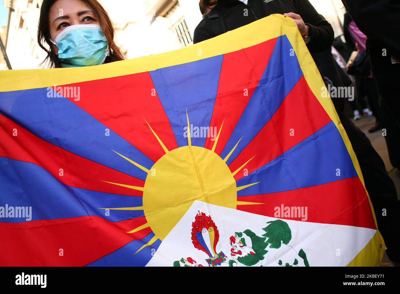 Eine Frau hält eine Flagge Tibets, während sich Aktivisten in Solidarität mit der pro-demokratischen Bewegung in Hongkong und aus Protest gegen Chinas Behandlung ihrer tibetischen und uigurischen Völker bei einer Demonstration für alle drei Gründe vor der chinesischen Botschaft in London, England, am 19. Januar 2020 versammelten. In ihrem kürzlich veröffentlichten „Weltbericht 2020“ hat die in New York ansässige Forschungs- und Lobbyorganisation Human Rights Watch letzte Woche die „entäuschende Unterdrückung“ durch die chinesischen Behörden im Jahr 2019, einschließlich der Religionsfreiheit in Tibet und in der uigurischen Heimat Xinjiang, als das bestimmende Merkmal der damals 70. Stockfoto