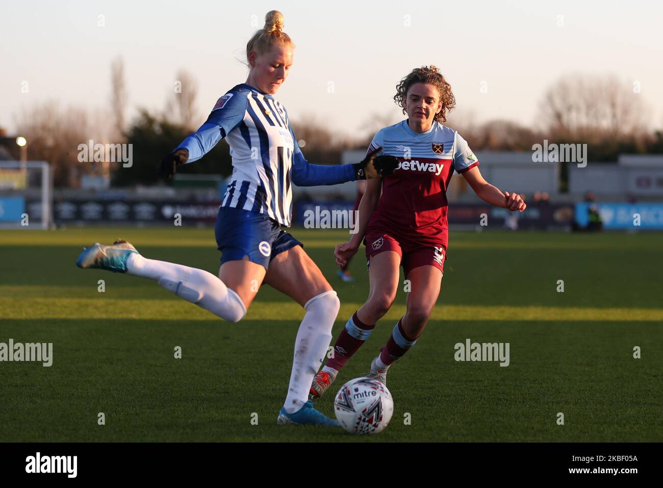 Danique Kerkdijk von Brighton und Hove Albion Women, die am Sonntag, 19.. Januar 2020, im Rush Green Stadium, Romford, London, den Ball an Leanne Kiernan von West Ham United Women beim Barclays FA Women's Super League-Spiel zwischen West Ham United und Brighton und Hove Albion vorbeiziehen. (Foto von Jacques Feeney/MI News/NurPhoto) Stockfoto