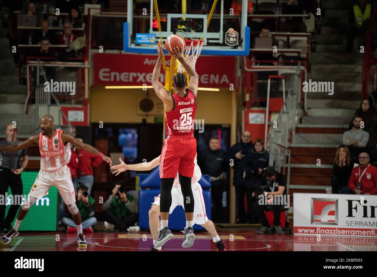 25 Akil Mitchell Pallacanestro Trieste in Aktion während des Italien Lega Basket der Serie A , Openjobmetis Varese - Pallacanestro Trieste 19. Genuary 2020 in Varese Palasport Enerxenia Arena (Foto: Fabio Averna/NurPhoto) Stockfoto