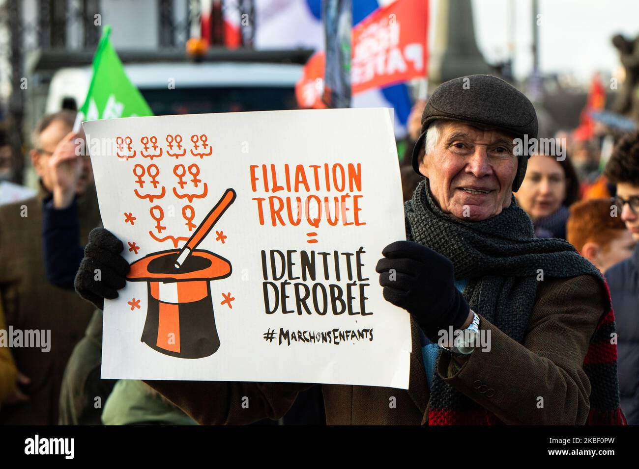 Ein Protestler während einer Demonstration der Bewegung „La Manif pour tous“ gegen die „medizinisch unterstützte Zeugung (MAP) ohne Vater“ am 19. Januar 2020 in Paris, zwei Tage vor der Debatte über das Bioethik-Gesetz im französischen Senat (Foto: Jerome Gilles/NurPhoto) Stockfoto
