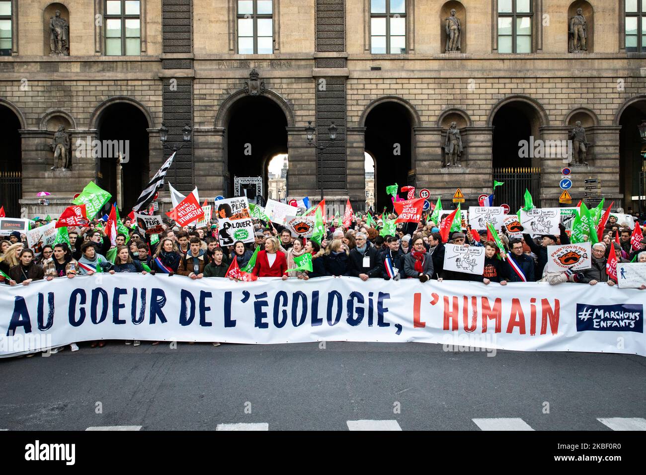 Demonstranten halten während einer Demonstration der Bewegung „La Manif pour tous“ gegen die „medizinisch unterstützte Zeugung (KARTE) ohne Vater“ in Paris am 19. Januar 2020, zwei Tage vor der Debatte über das Bioethik-Gesetz im französischen Senat, Flaggen fest (Foto: Jerome Gilles/NurPhoto) Stockfoto