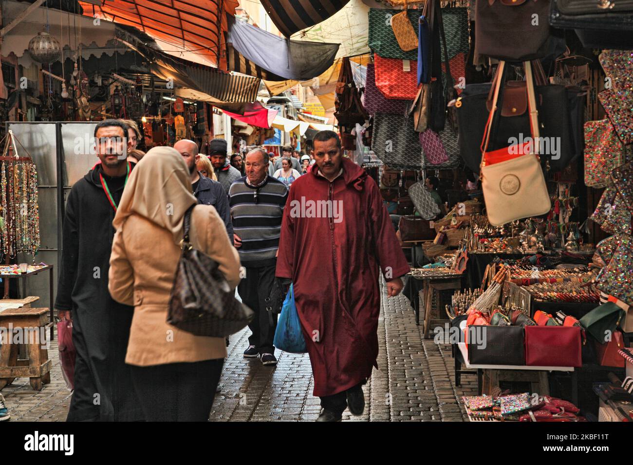 Shopper im Souk in der Medina (Altstadt) von Marrakesch (Marrakesch) in Marokko, Afrika am 5. Januar 2016. Marrakesch ist die viertgrößte Stadt im Königreich Marokko. (Foto von Creative Touch Imaging Ltd./NurPhoto) Stockfoto