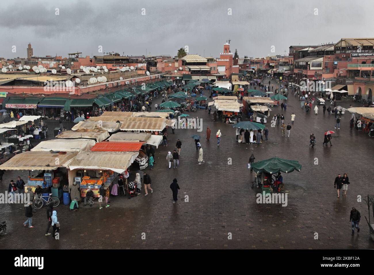 Der Platz Jemaa el-Fnaa und der überdachte Souk, der an einem regnerischen Tag in der Medina (Altstadt) von Marrakesch (Marrakesch) in Marokko, Afrika, am 5. Januar 2016 gesehen wurde. Marrakesch ist die viertgrößte Stadt im Königreich Marokko. (Foto von Creative Touch Imaging Ltd./NurPhoto) Stockfoto